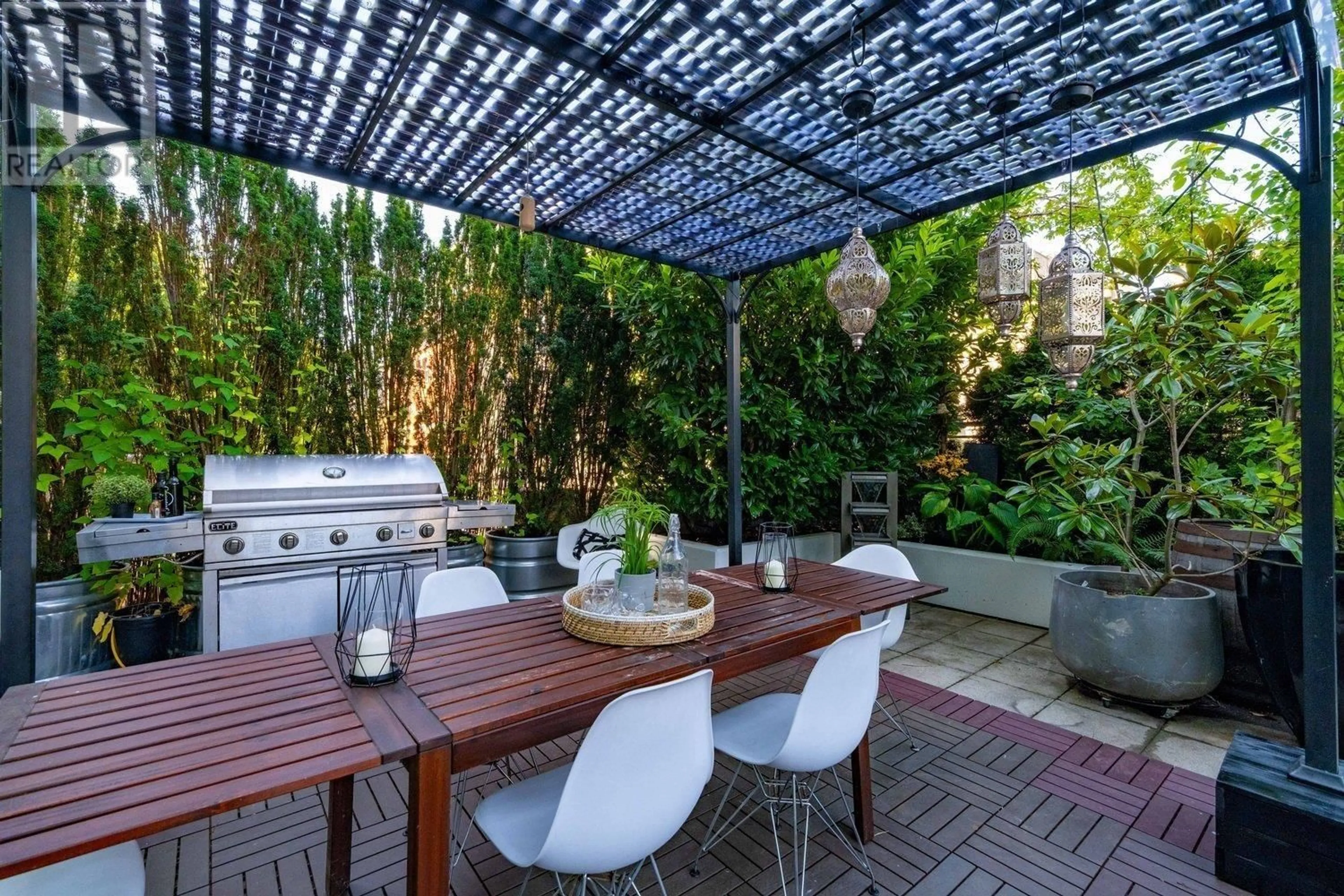 Patio, street for 307 - 138 ESPLANADE AVENUE, North Vancouver British Columbia V7L4X9