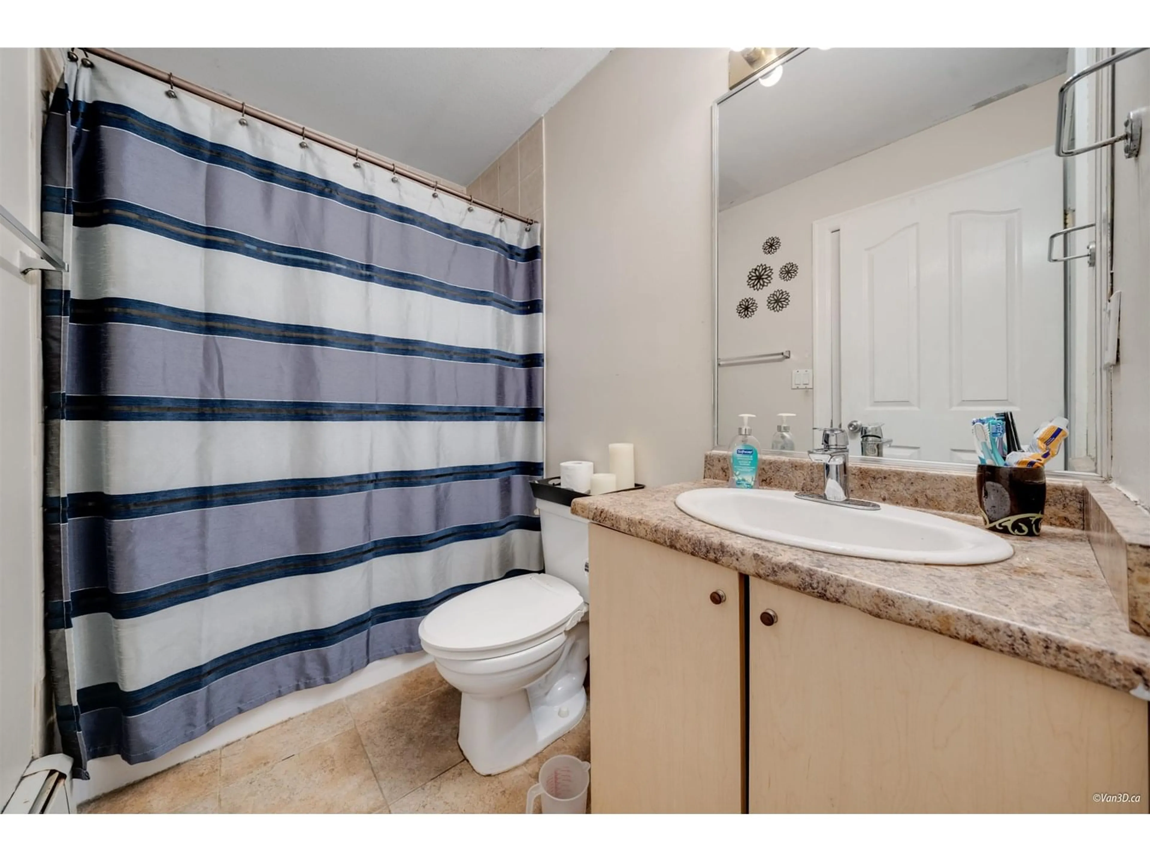Standard bathroom, ceramic/tile floor for 8863 KING GEORGE, Surrey British Columbia V3V5V6