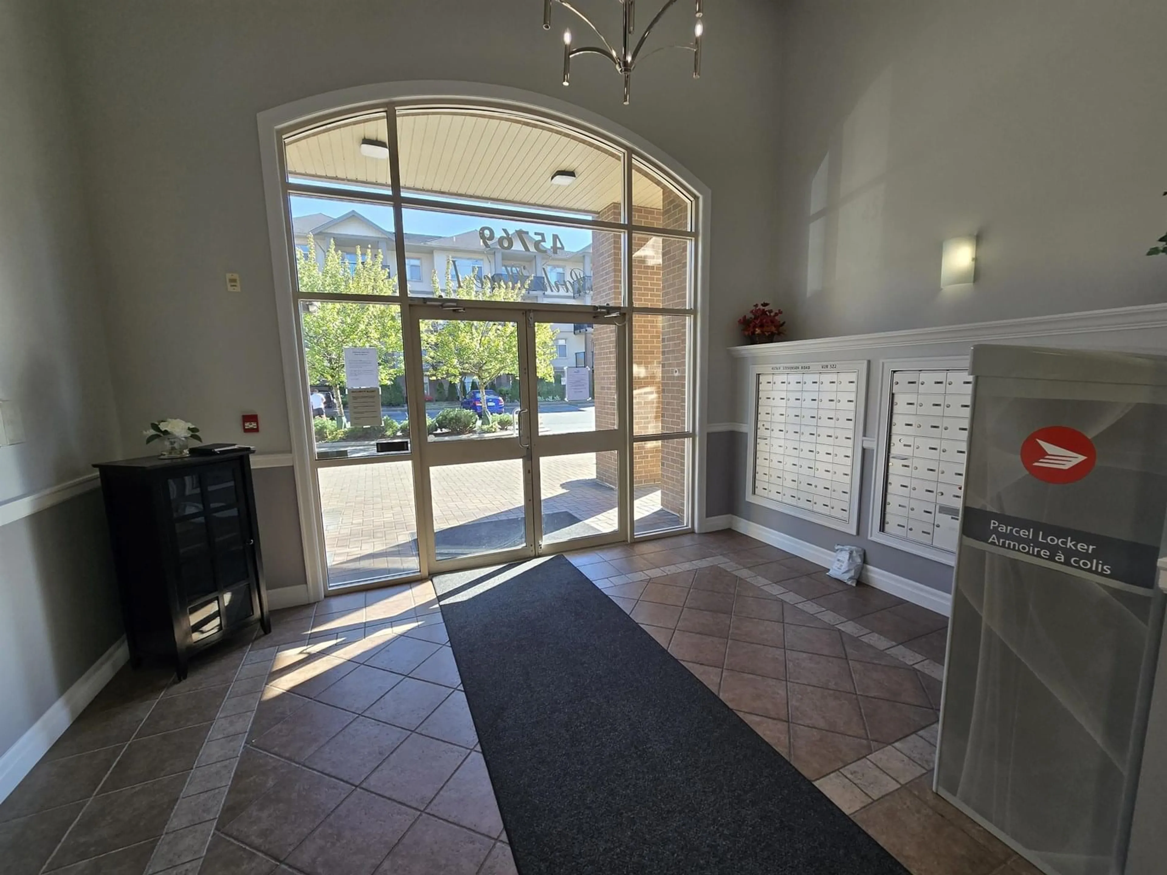 Indoor foyer for 318 - 45769 STEVENSON ROAD, Chilliwack British Columbia V2R5Z2