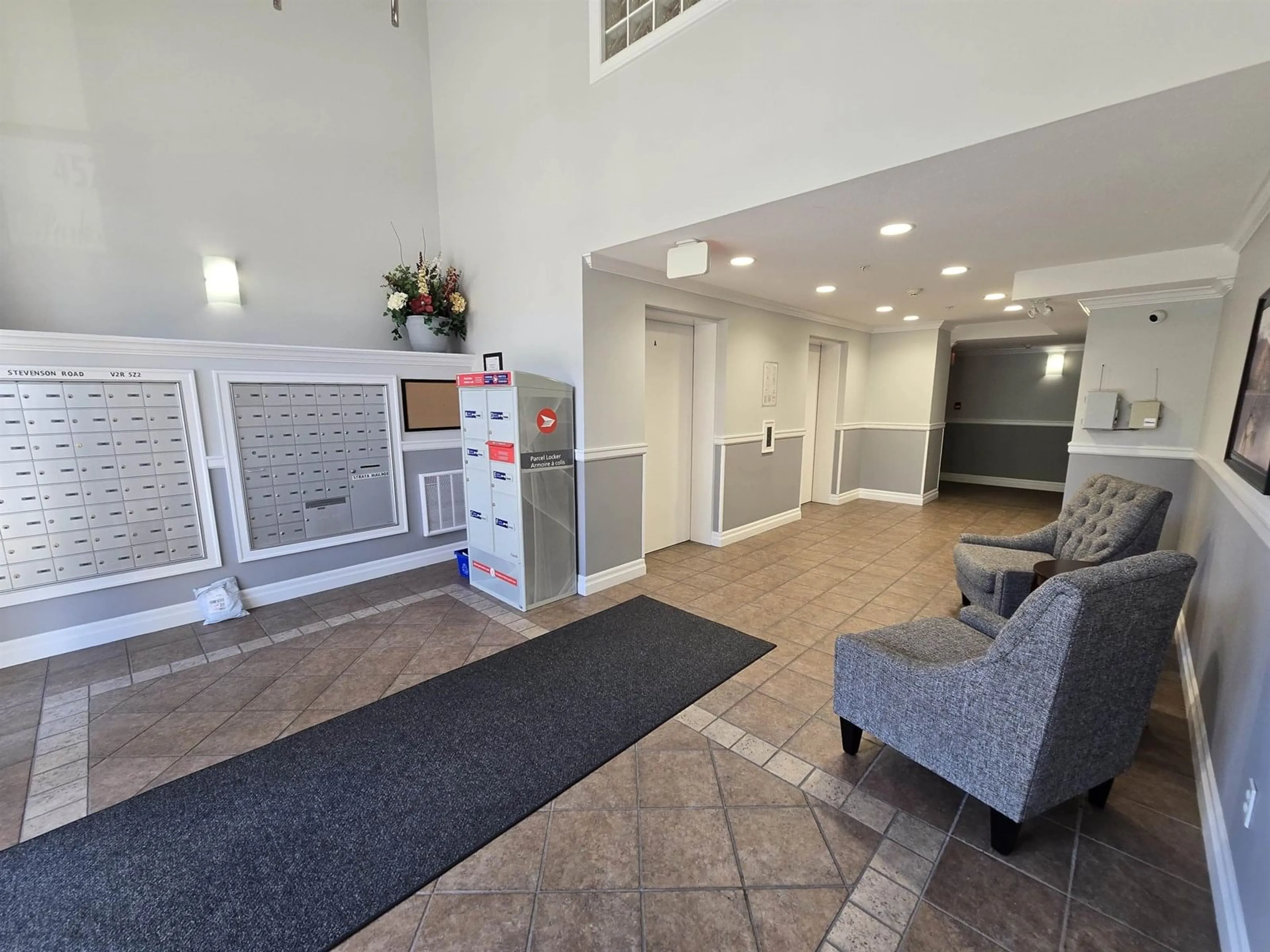 Indoor foyer for 318 - 45769 STEVENSON ROAD, Chilliwack British Columbia V2R5Z2