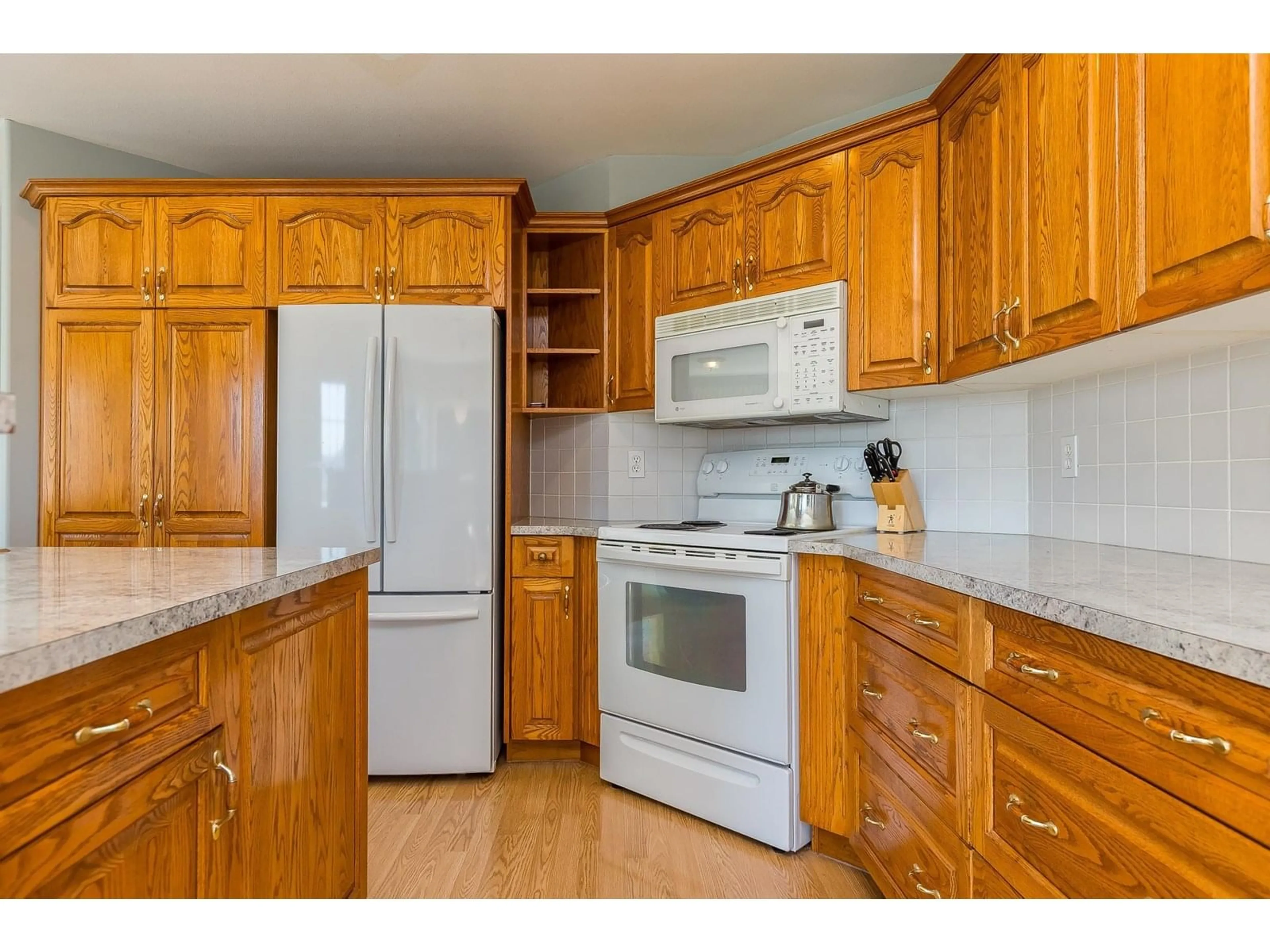 Standard kitchen, wood/laminate floor for 35148 KNOX, Abbotsford British Columbia V3G2W3