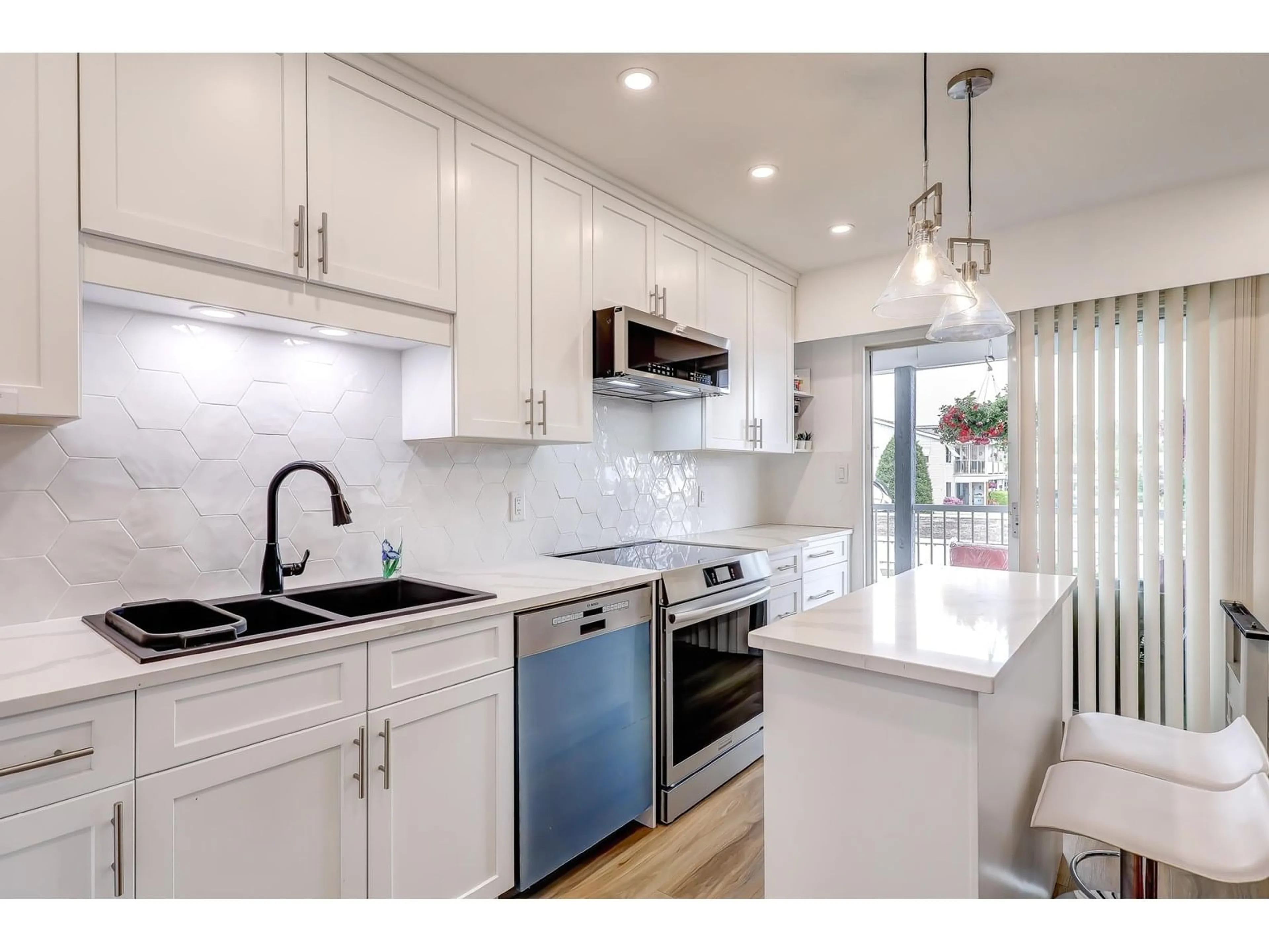 Open concept kitchen, ceramic/tile floor for 46 - 32691 GARIBALDI, Abbotsford British Columbia V2T5T7