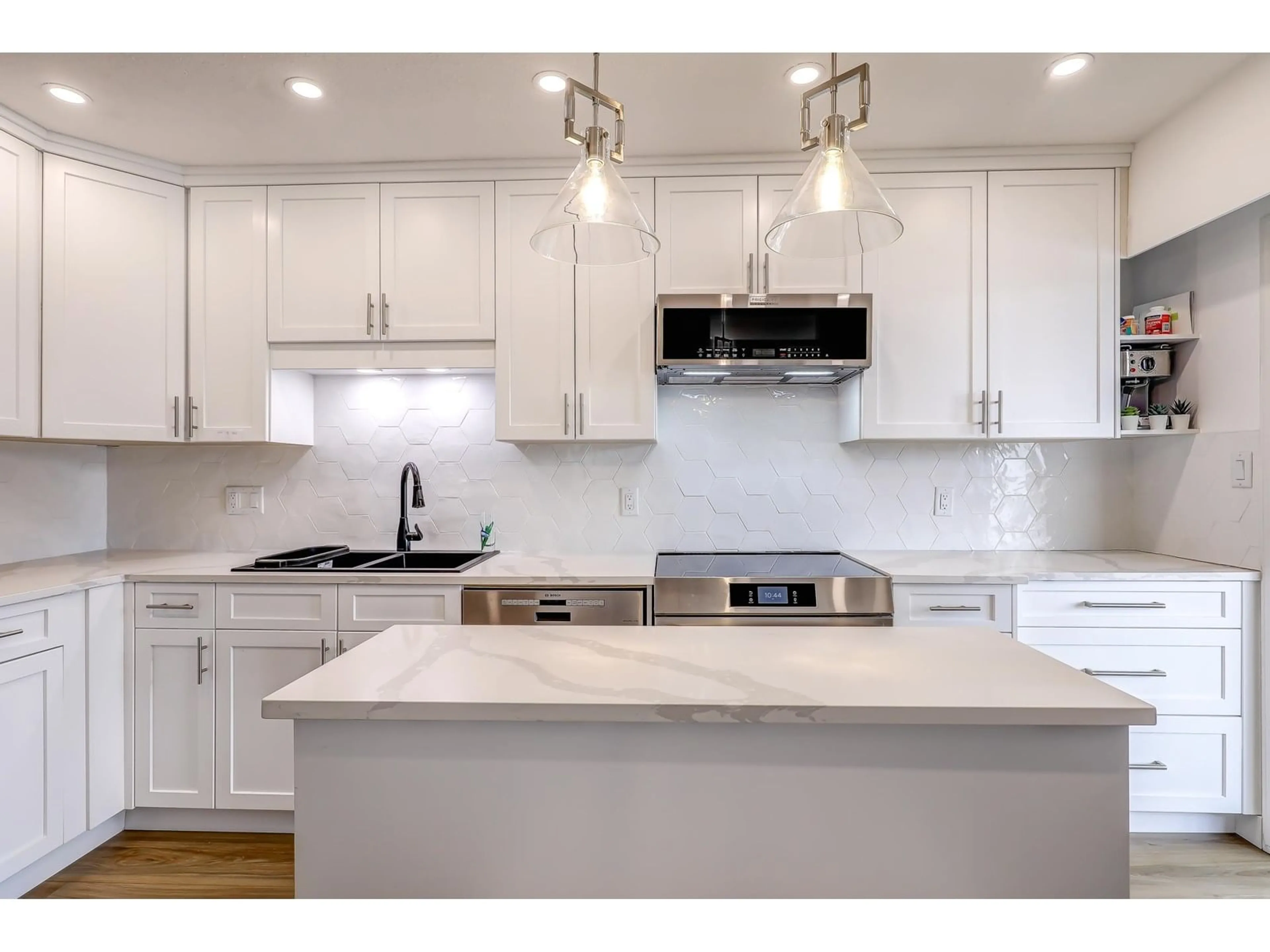 Open concept kitchen, ceramic/tile floor for 46 - 32691 GARIBALDI, Abbotsford British Columbia V2T5T7