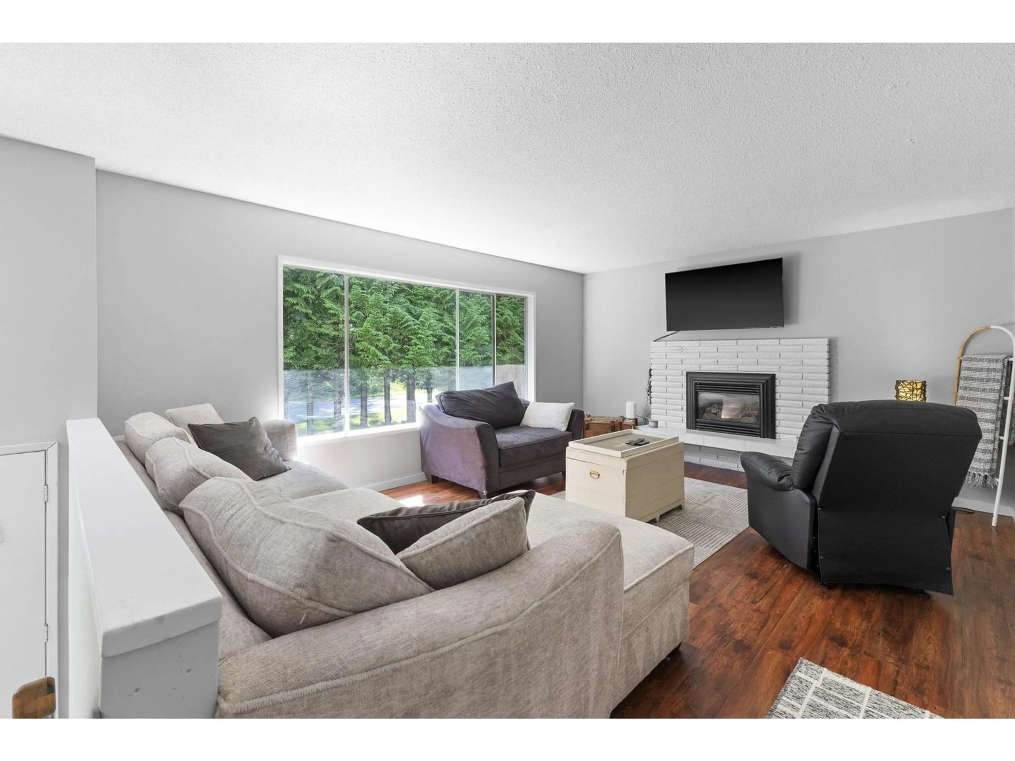 Living room with furniture, wood/laminate floor for 29615 CAMELOT, Abbotsford British Columbia V4X2E5