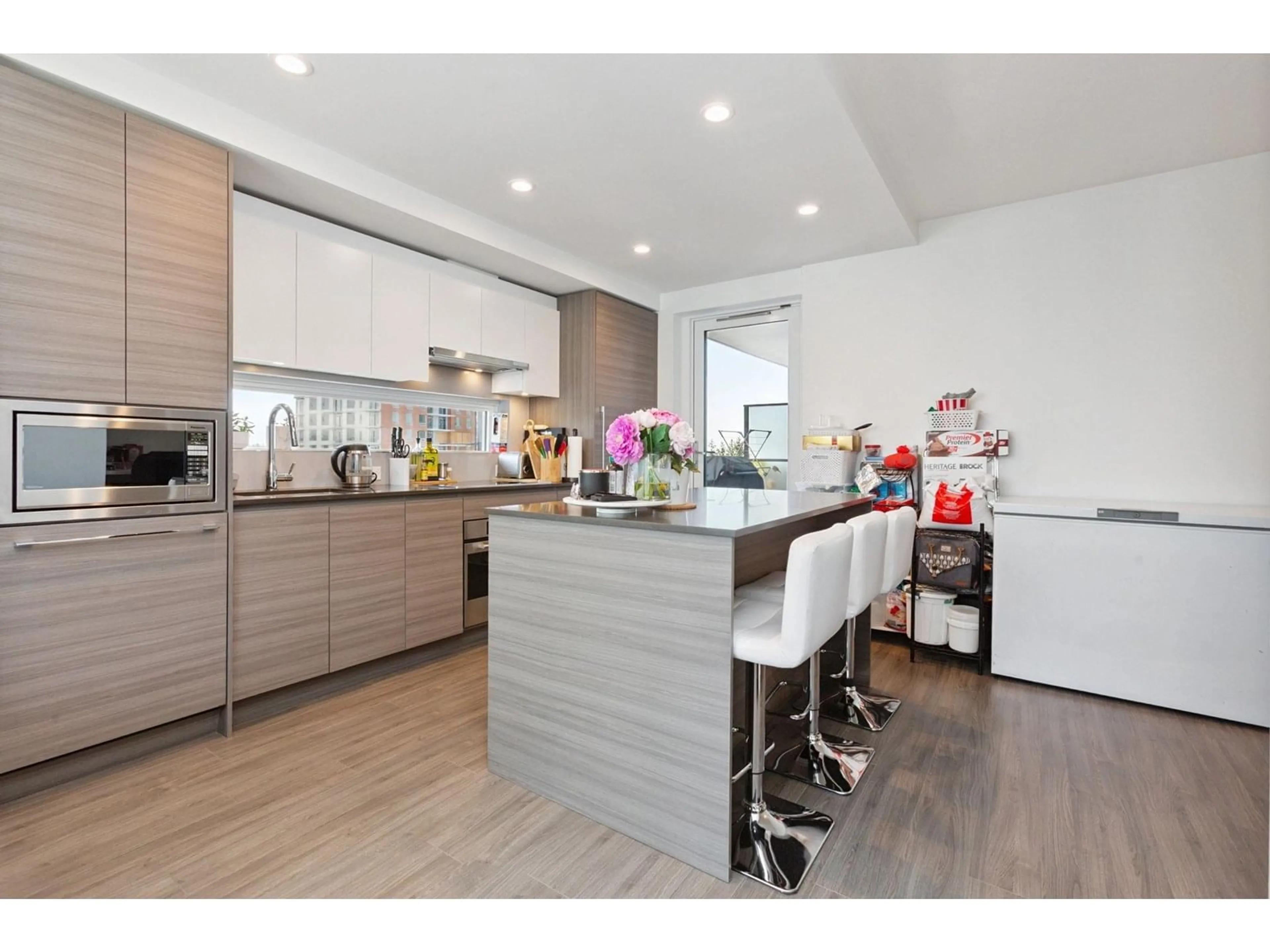 Open concept kitchen, wood/laminate floor for 1209 - 13655 FRASER, Surrey British Columbia V3T0P8