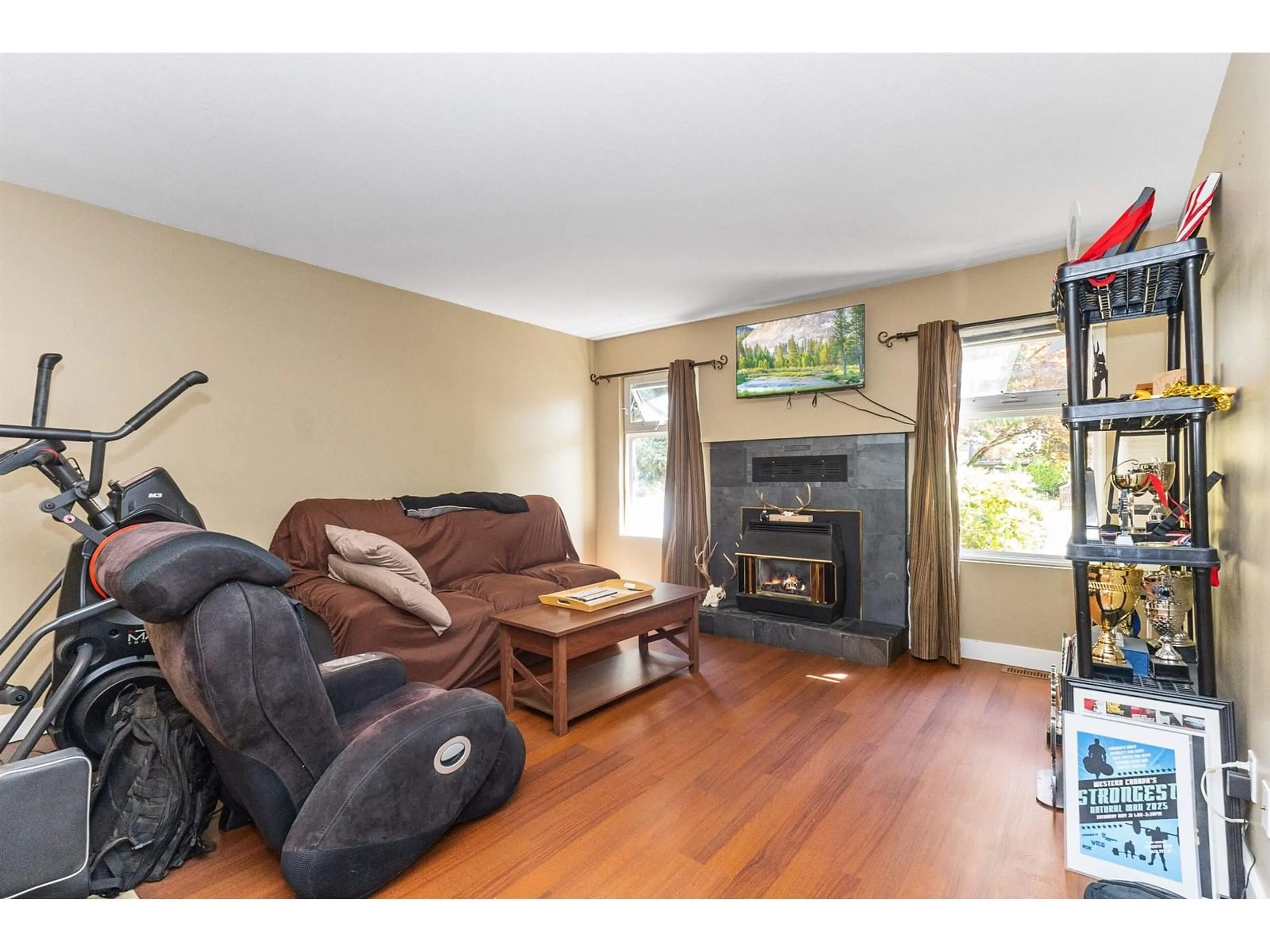 Living room with furniture, wood/laminate floor for 34899 GLENN MOUNTAIN, Abbotsford British Columbia V3G1C2