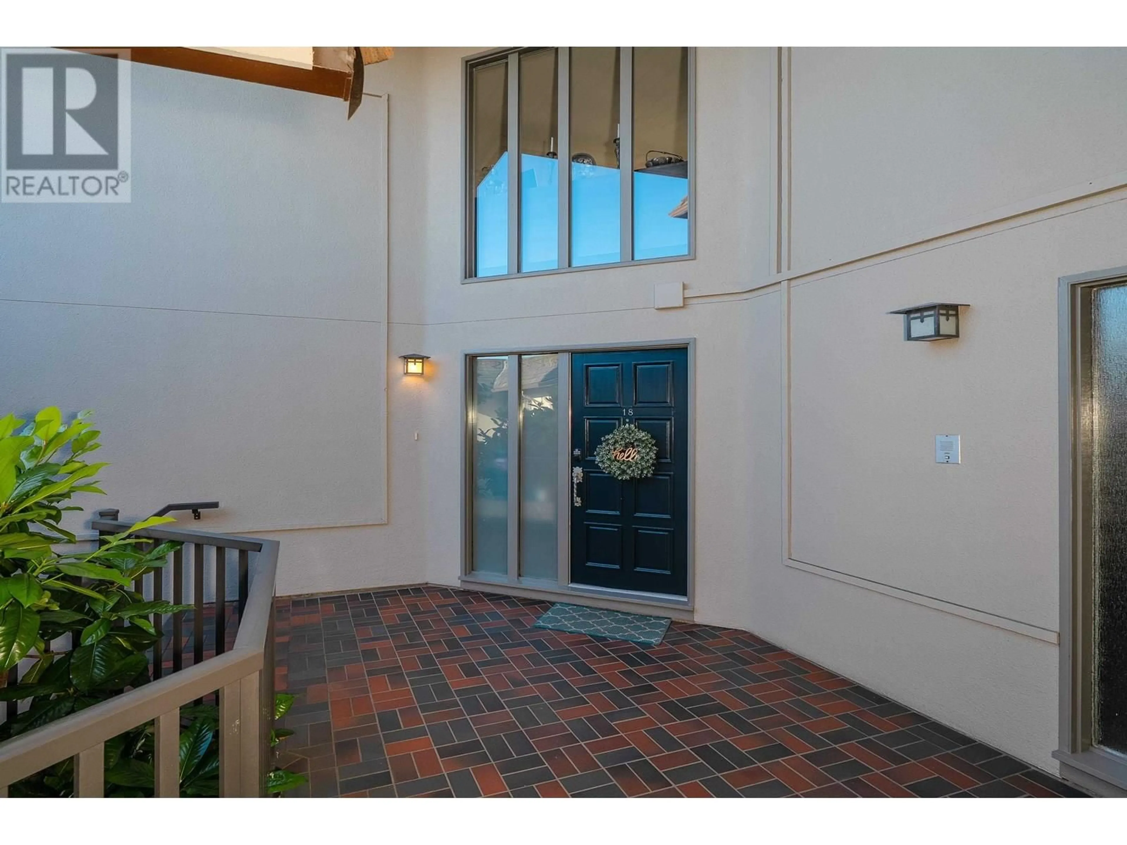 Indoor foyer for 18 - 2214 FOLKESTONE WAY, West Vancouver British Columbia V7S2X7