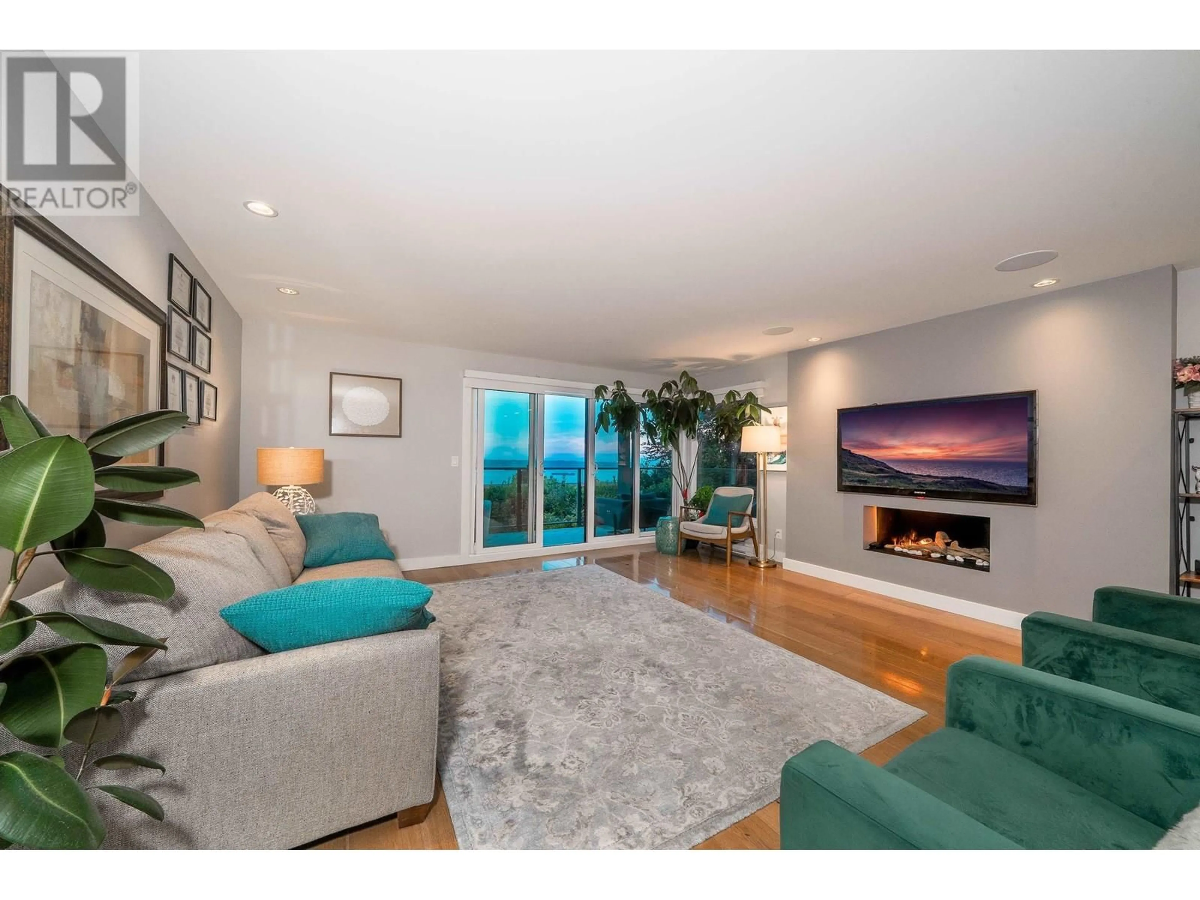 Living room with furniture, wood/laminate floor for 18 - 2214 FOLKESTONE WAY, West Vancouver British Columbia V7S2X7
