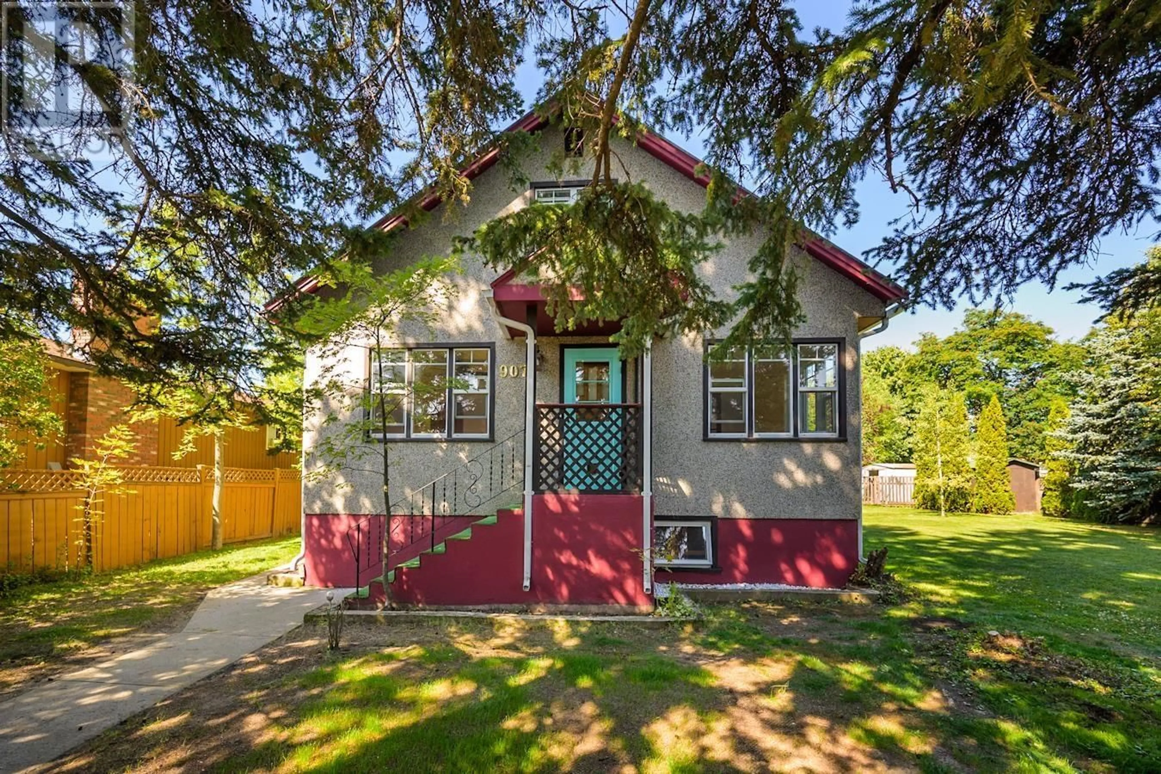 Home with vinyl exterior material, street for 907 GILLETT STREET, Prince George British Columbia V2M2V1