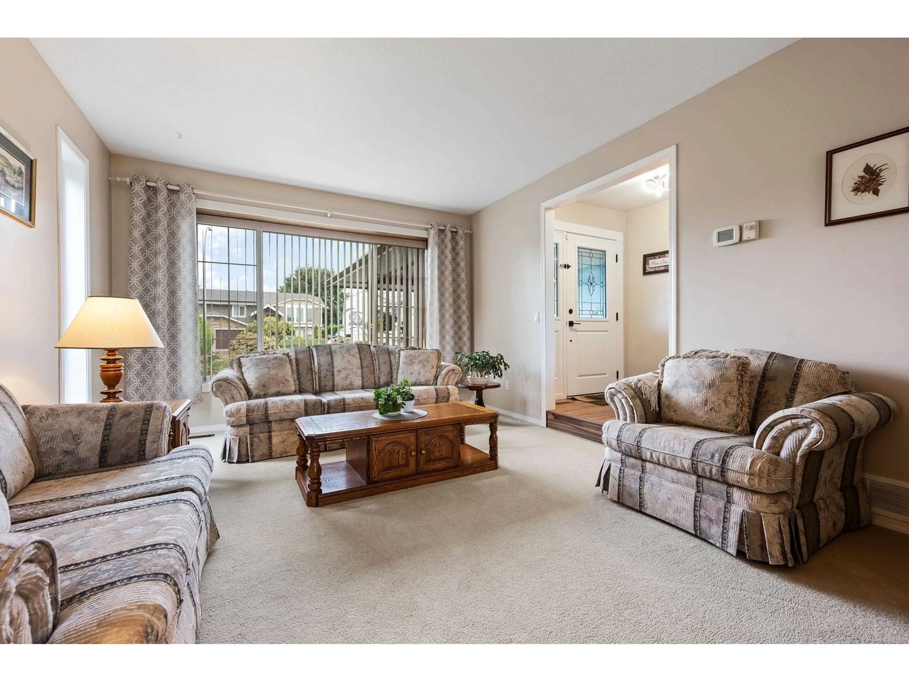 Living room with furniture, unknown for 46157 CHRISTINA DRIVE, Chilliwack British Columbia V2R2B6