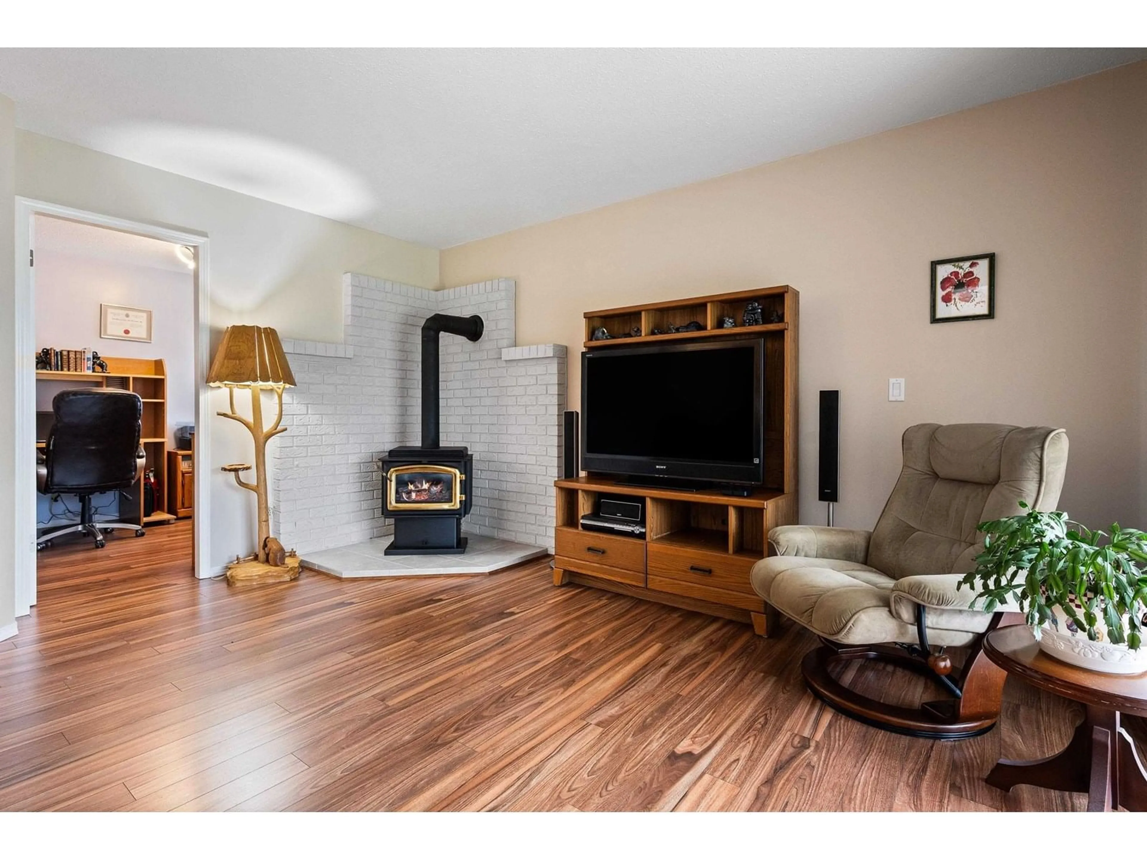 Living room with furniture, wood/laminate floor for 46157 CHRISTINA DRIVE, Chilliwack British Columbia V2R2B6