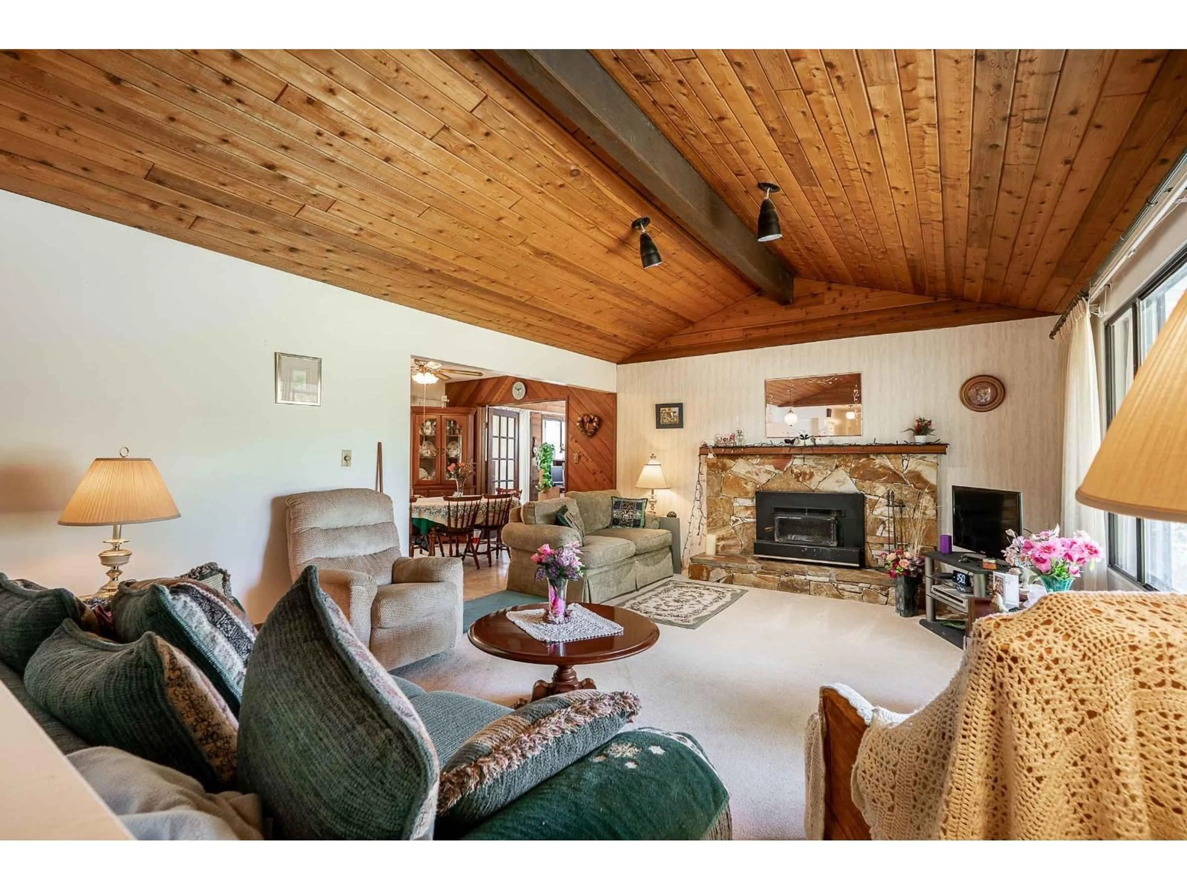 Living room with furniture, wood/laminate floor for 25940 56, Langley British Columbia V4W1J7