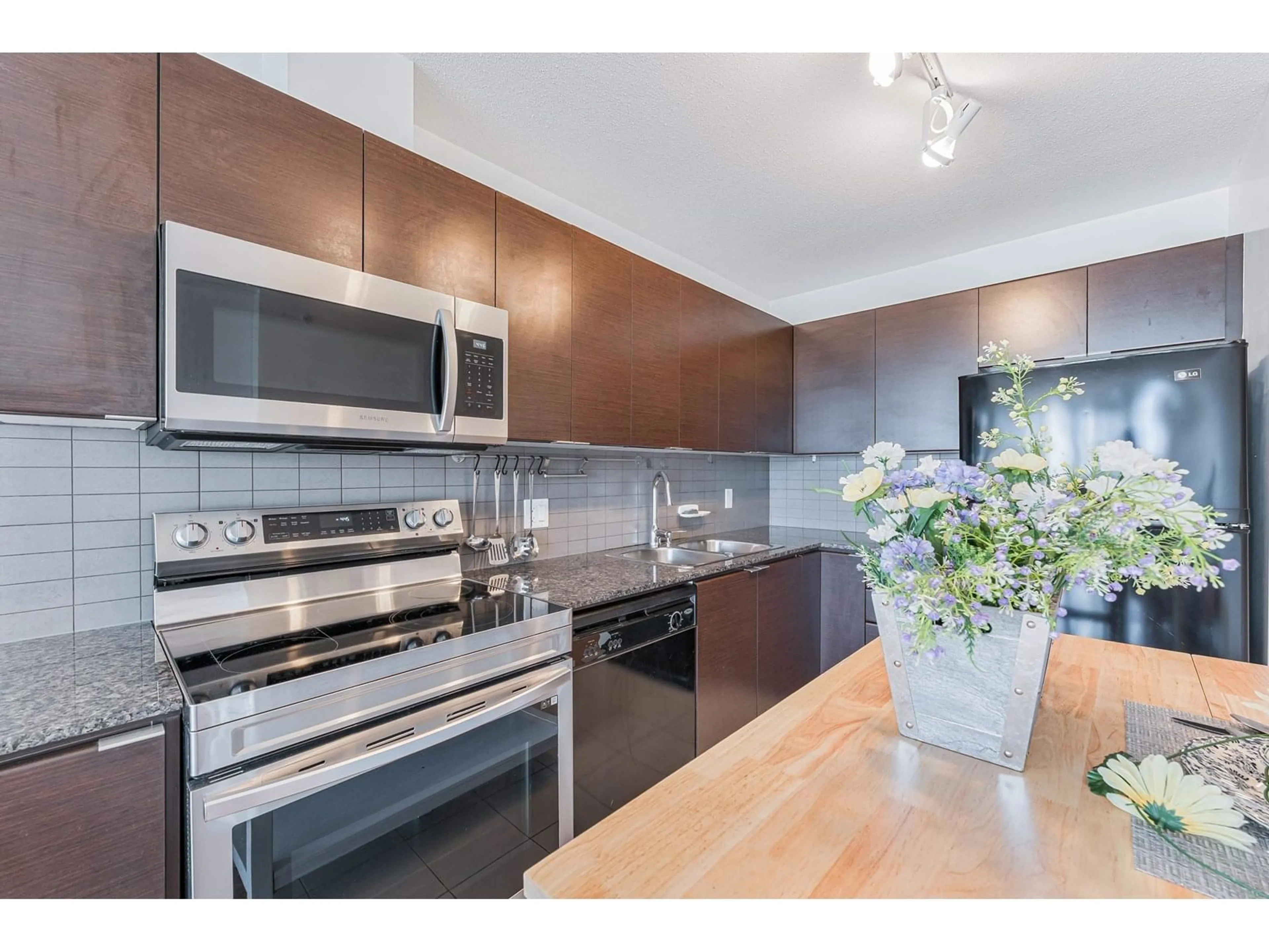 Standard kitchen, unknown for 1009 - 13618 100, Surrey British Columbia V3T0A8