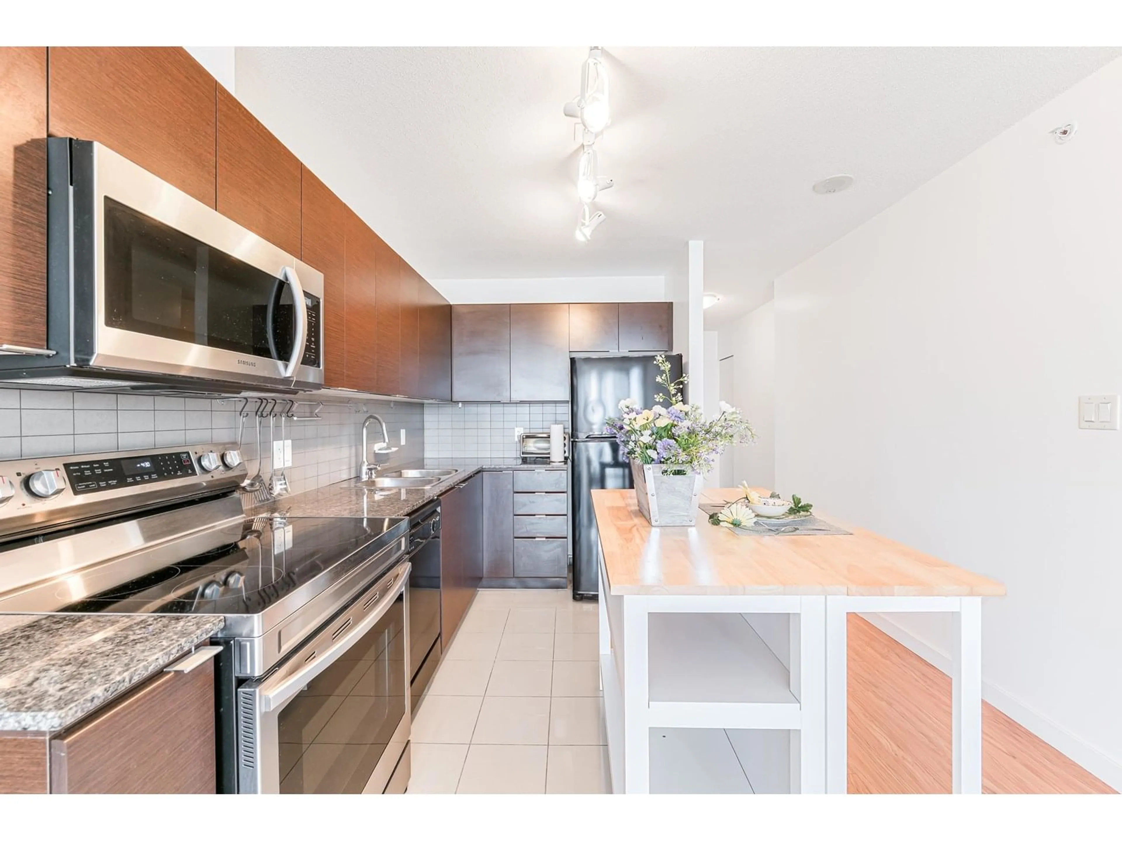 Standard kitchen, ceramic/tile floor for 1009 - 13618 100, Surrey British Columbia V3T0A8
