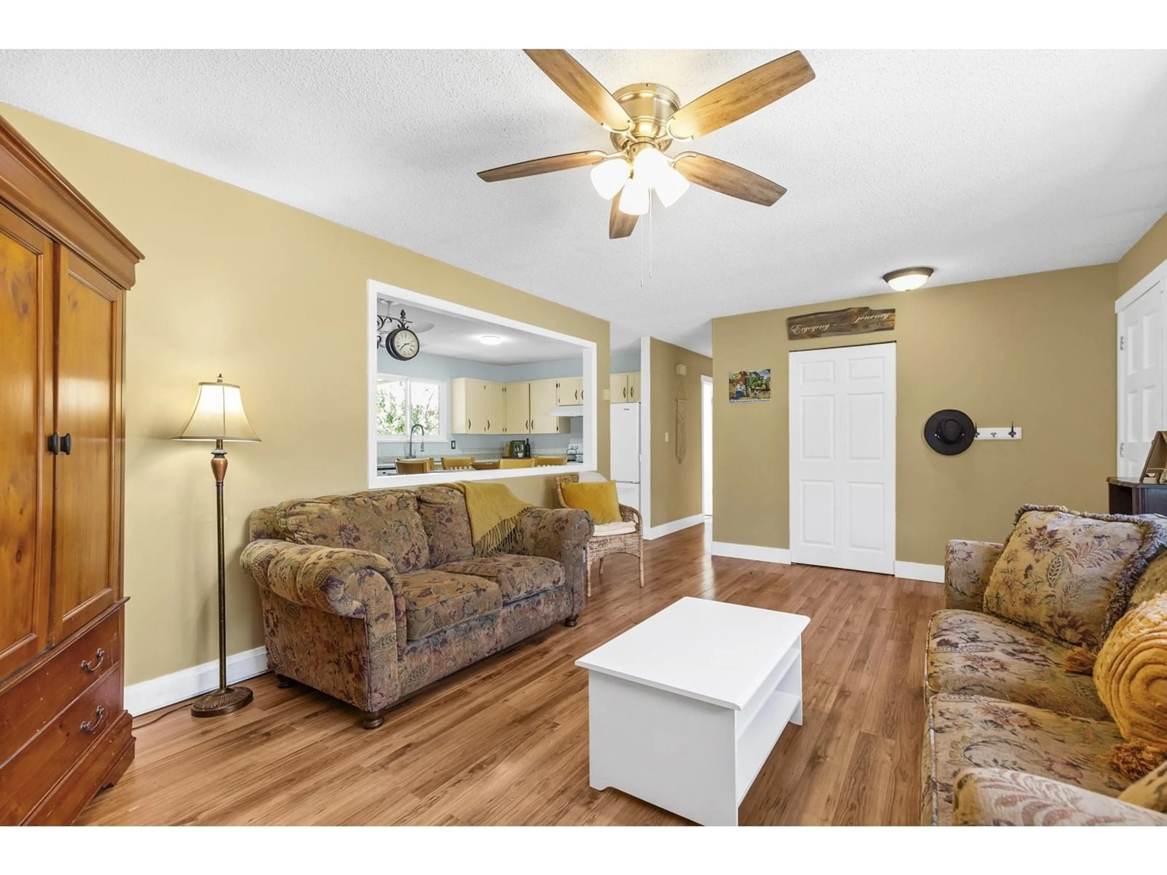 Living room with furniture, wood/laminate floor for 32160 GROUSE, Mission British Columbia V2V5E5