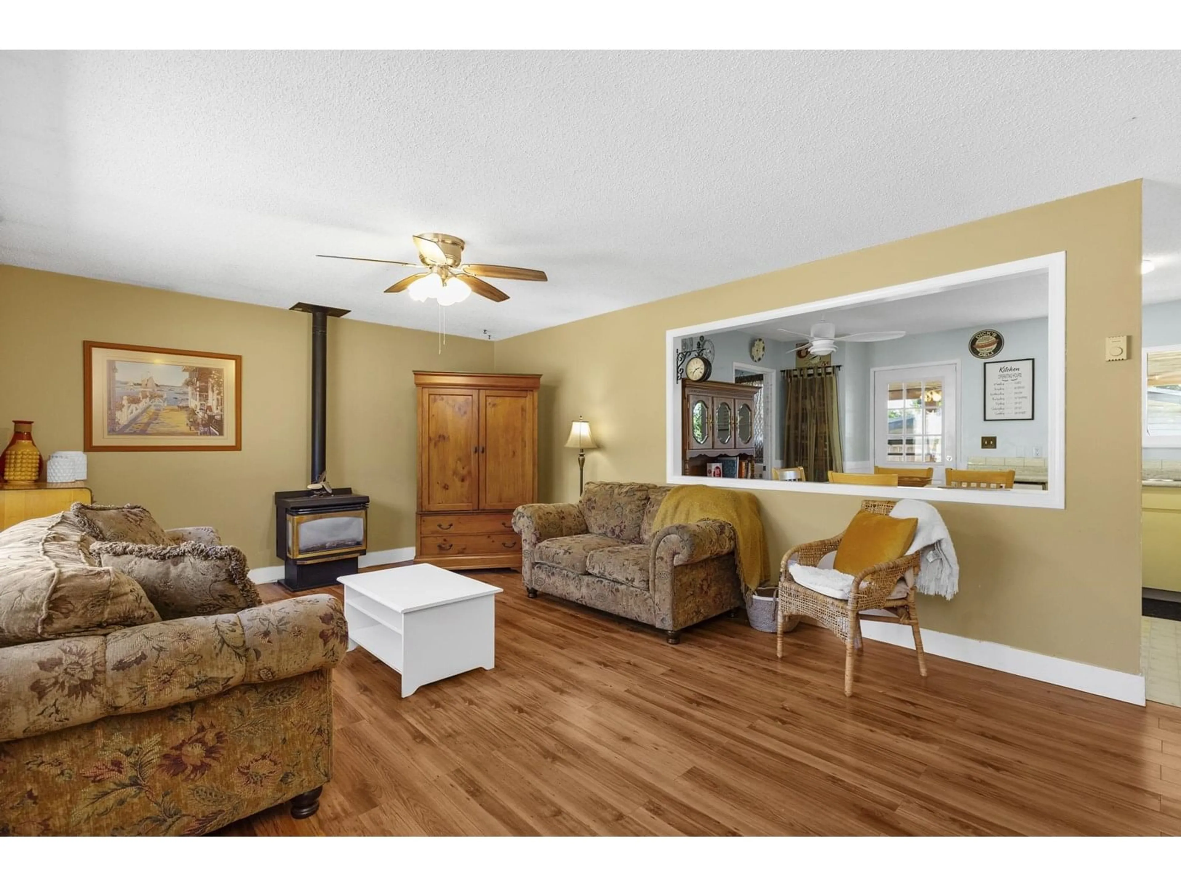 Living room with furniture, wood/laminate floor for 32160 GROUSE, Mission British Columbia V2V5E5