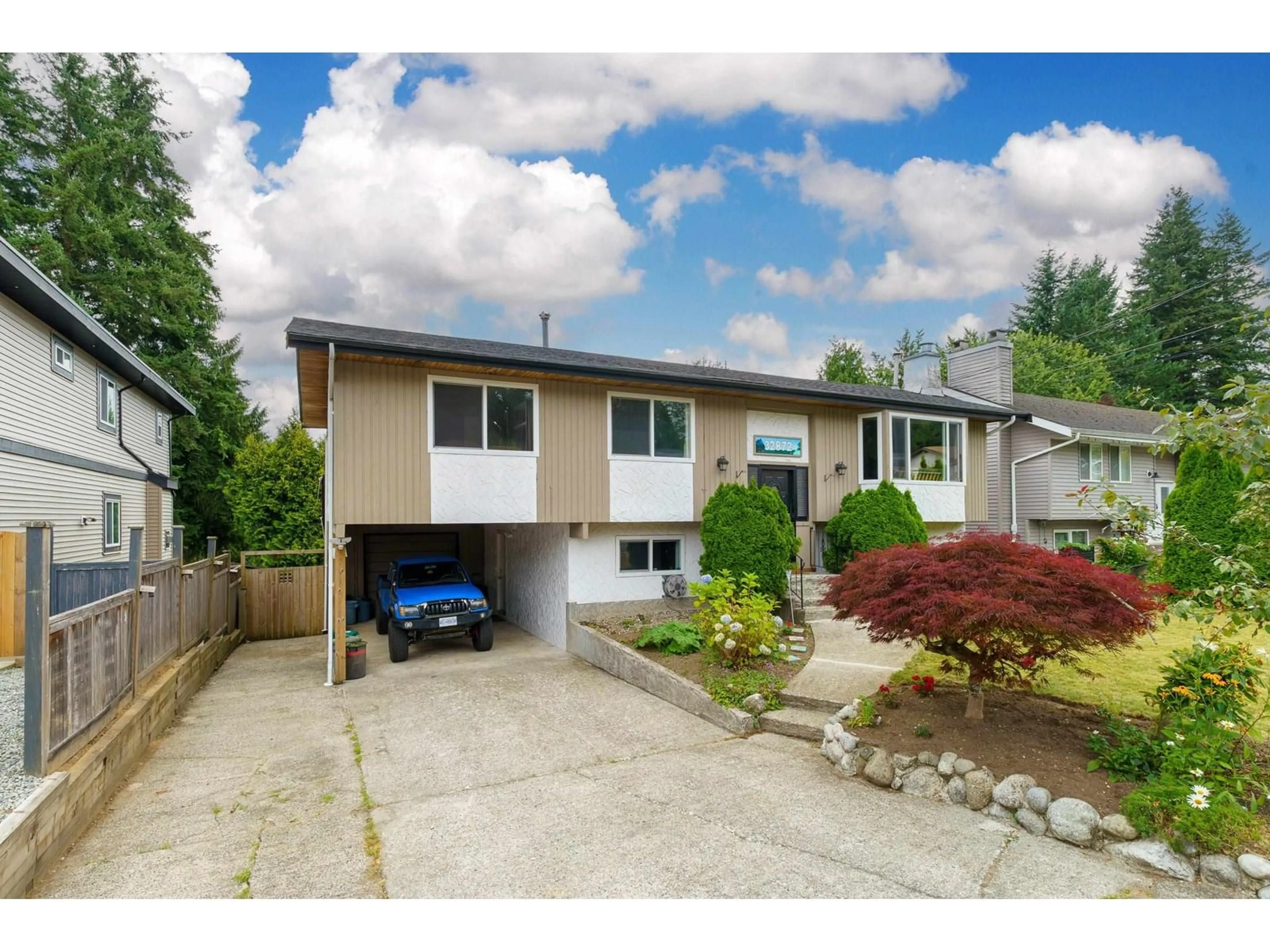 Home with vinyl exterior material, street for 32872 BAKERVIEW, Mission British Columbia V2V2P8