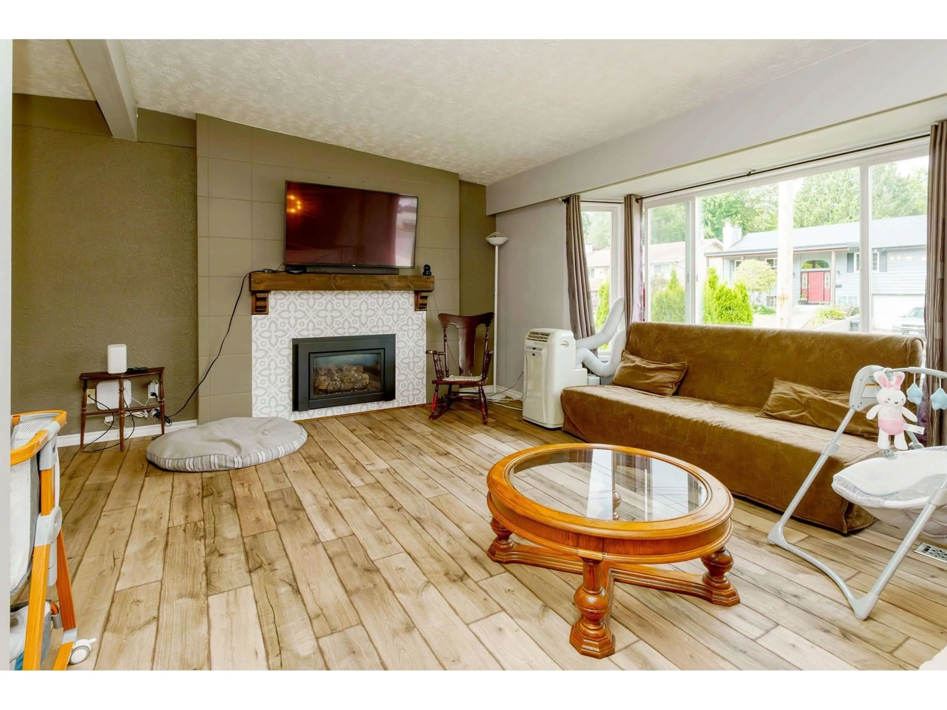 Living room with furniture, wood/laminate floor for 32872 BAKERVIEW, Mission British Columbia V2V2P8