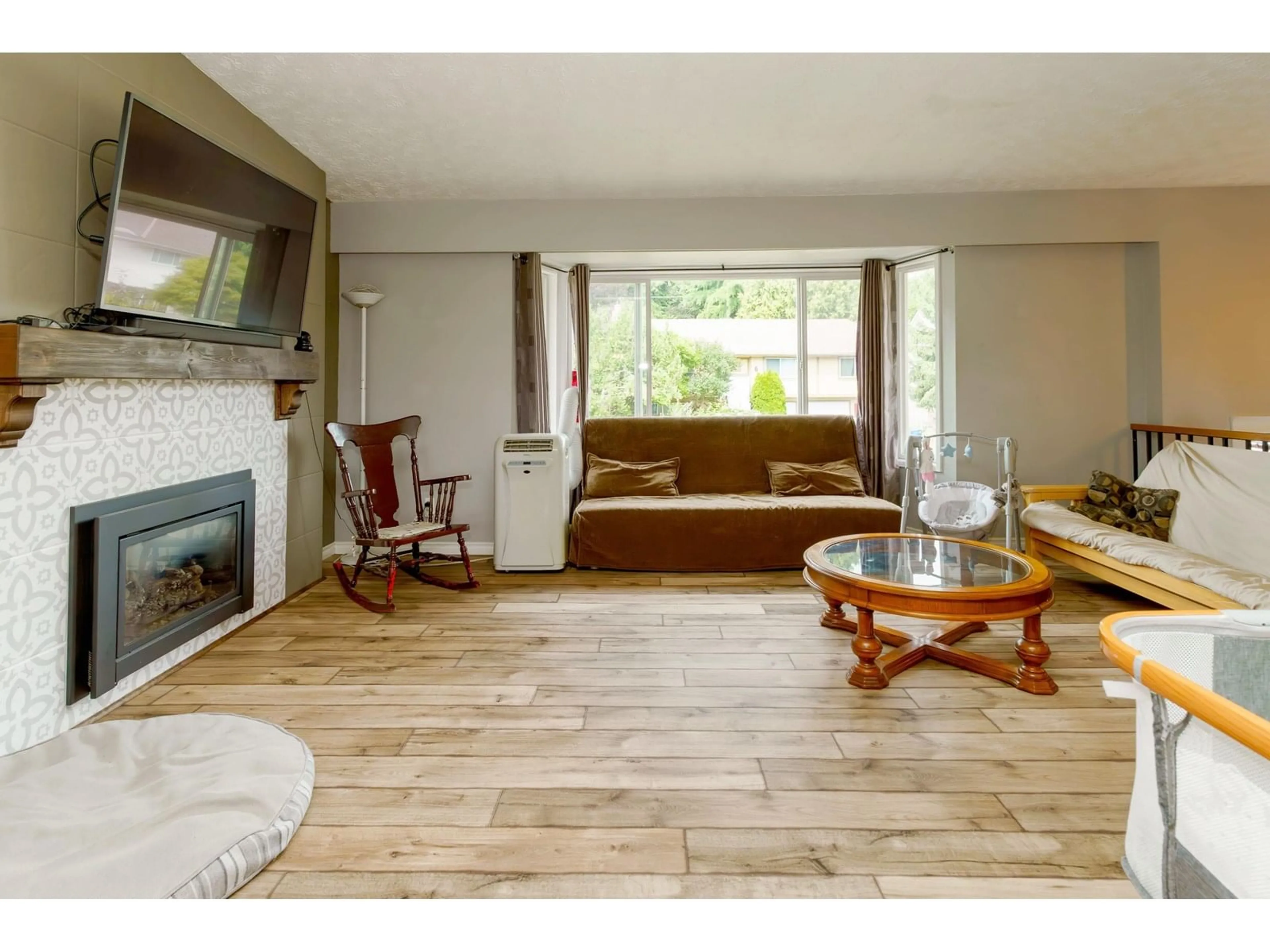 Living room with furniture, wood/laminate floor for 32872 BAKERVIEW, Mission British Columbia V2V2P8