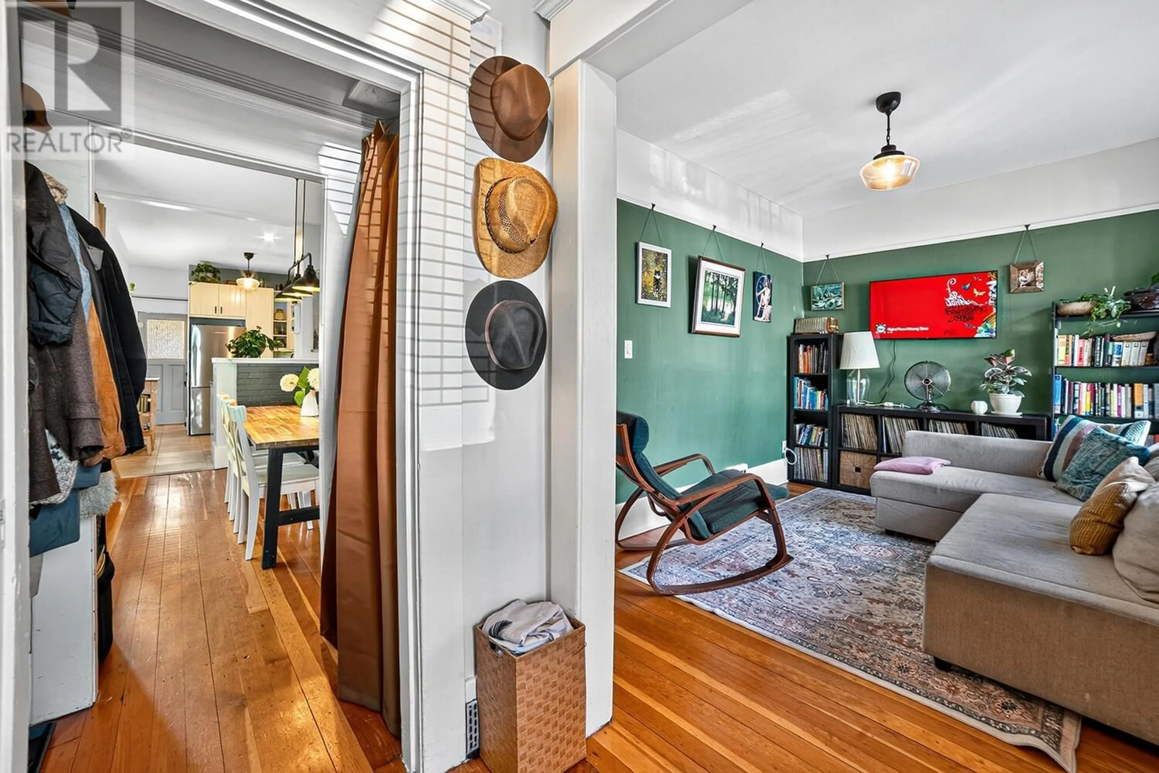 Indoor entryway for 1113 MCLEAN DRIVE, Vancouver British Columbia V5L3N5