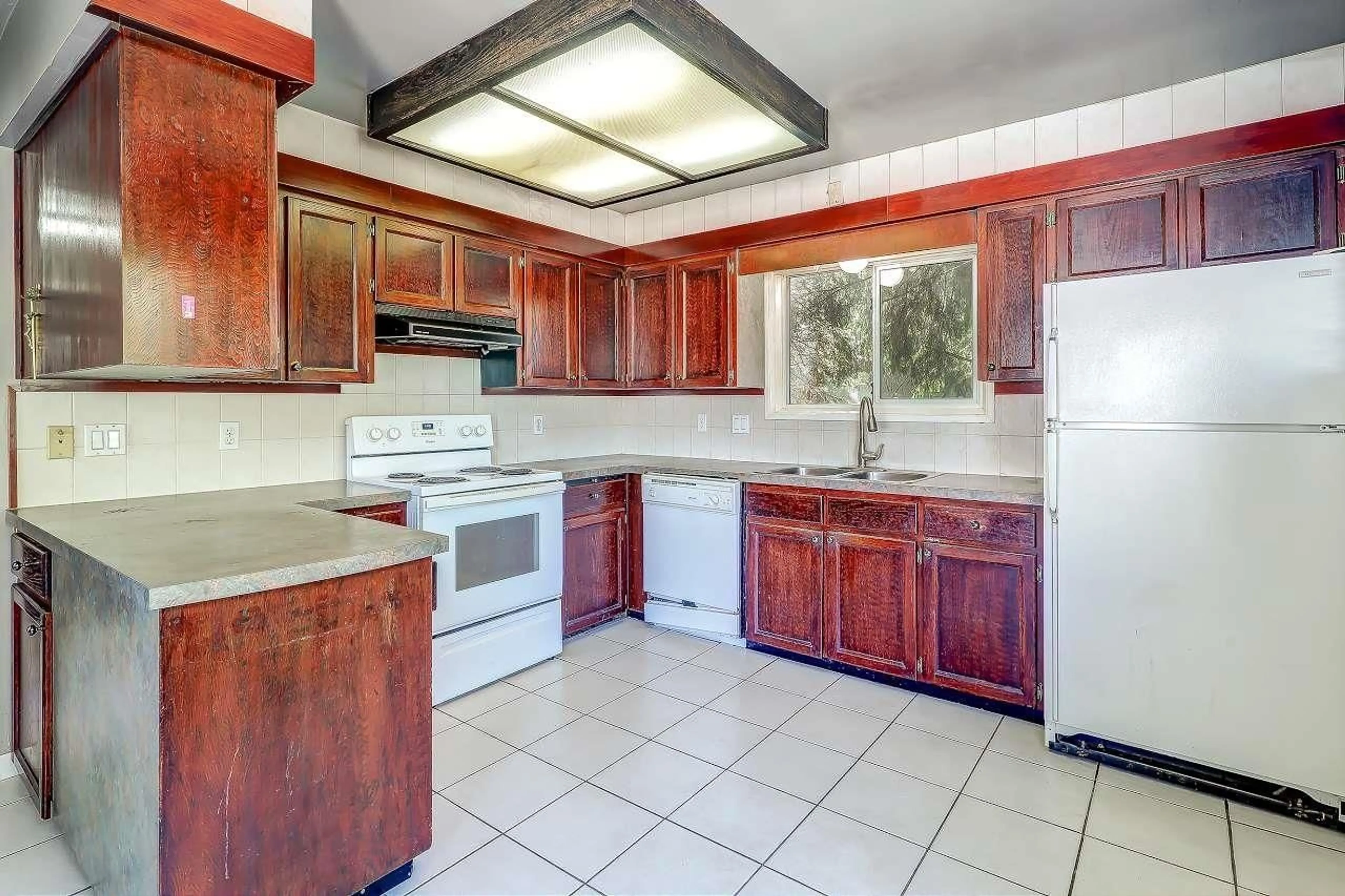 Standard kitchen, ceramic/tile floor for 11243 136, Surrey British Columbia V3R3B8