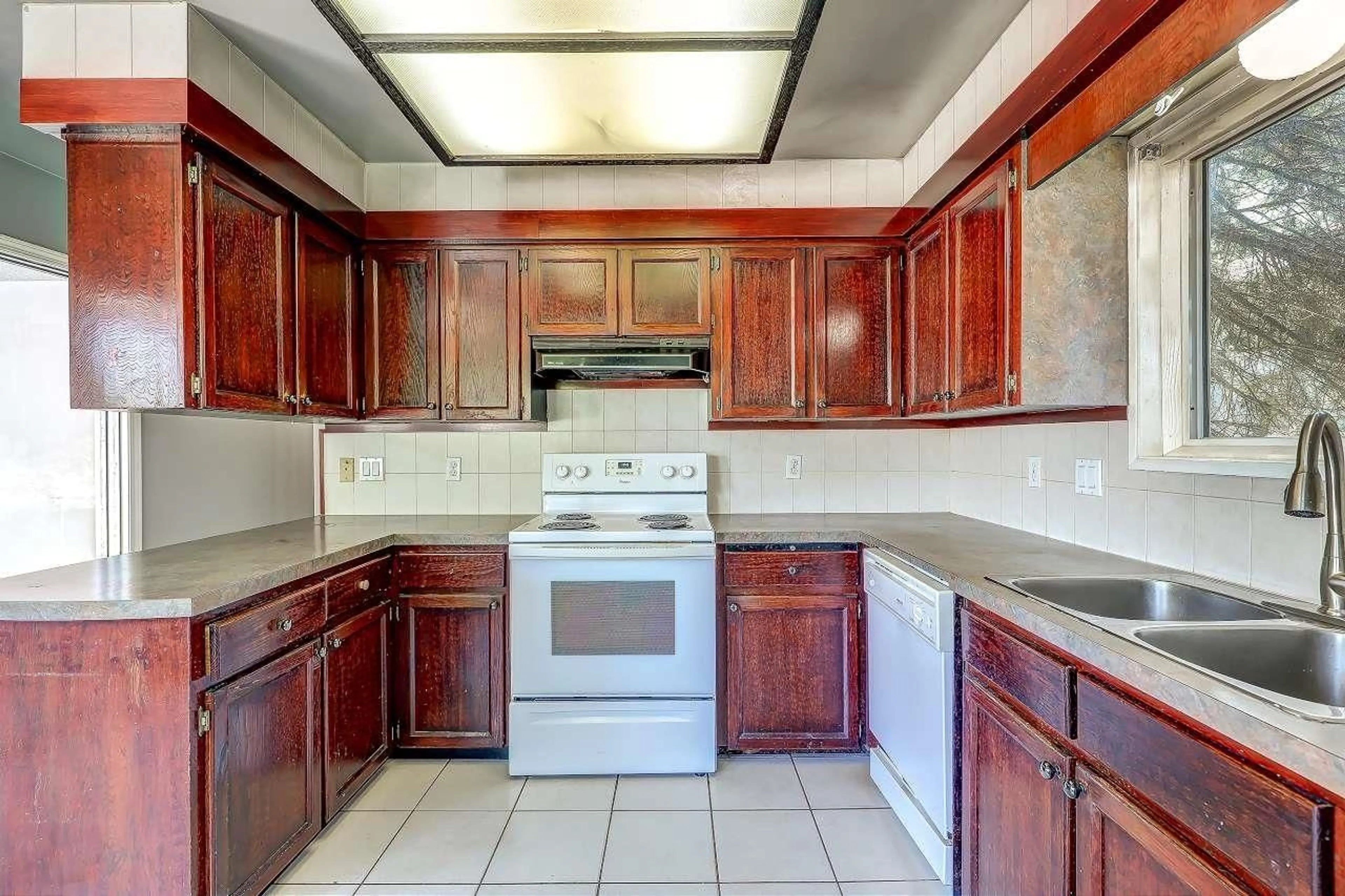 Standard kitchen, ceramic/tile floor for 11243 136, Surrey British Columbia V3R3B8