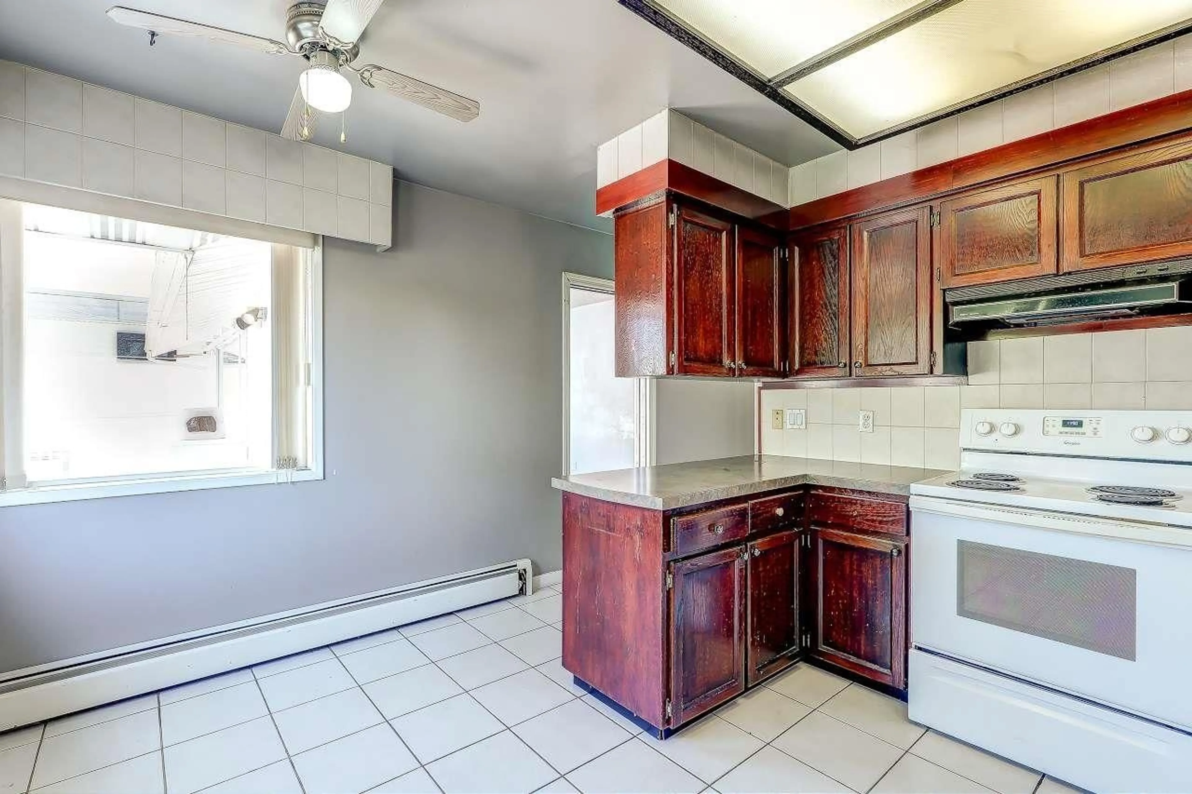 Standard kitchen, unknown for 11243 136, Surrey British Columbia V3R3B8