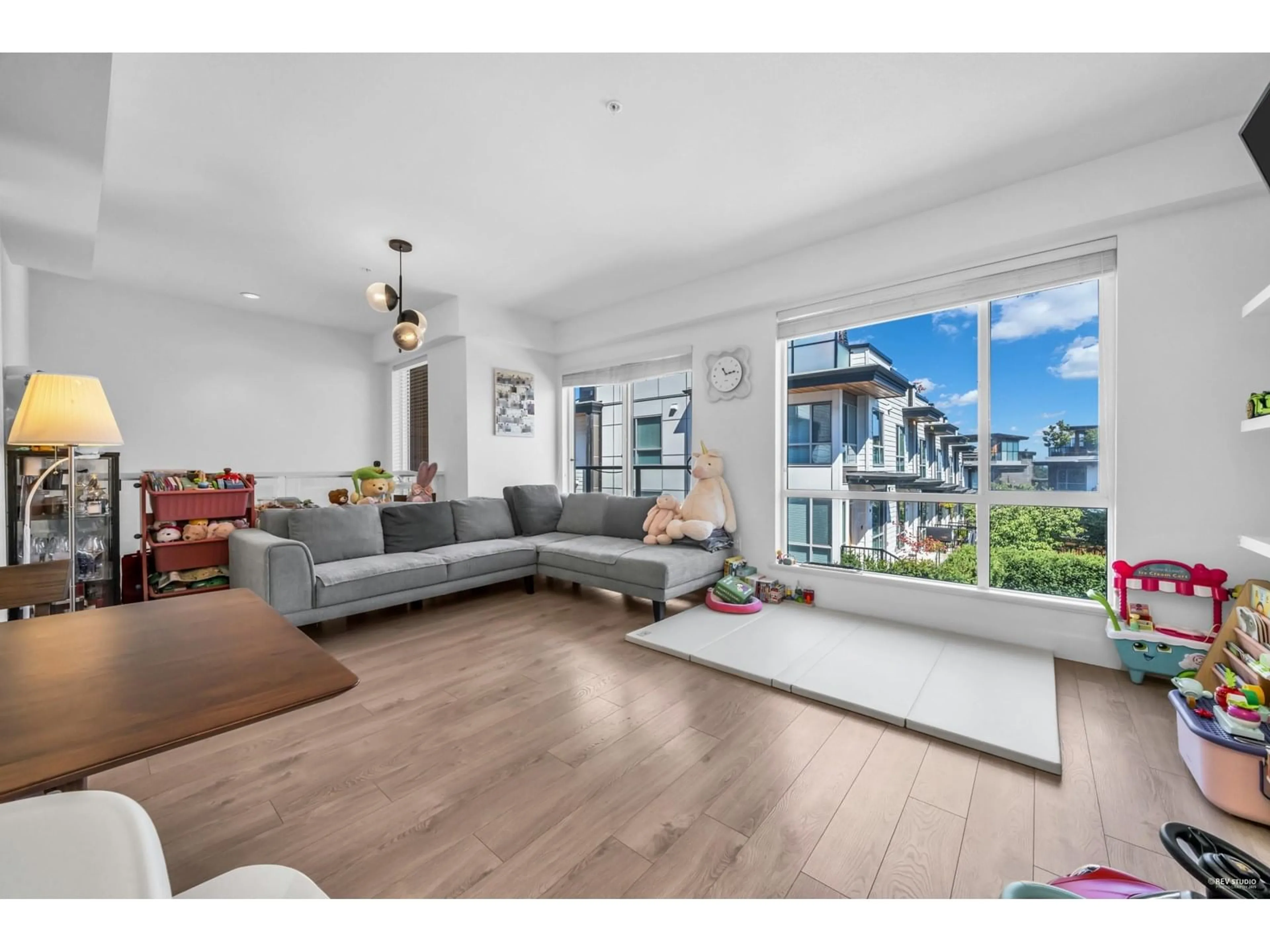 Living room with furniture, wood/laminate floor for 14 - 2825 159, Surrey British Columbia V3Z0T9