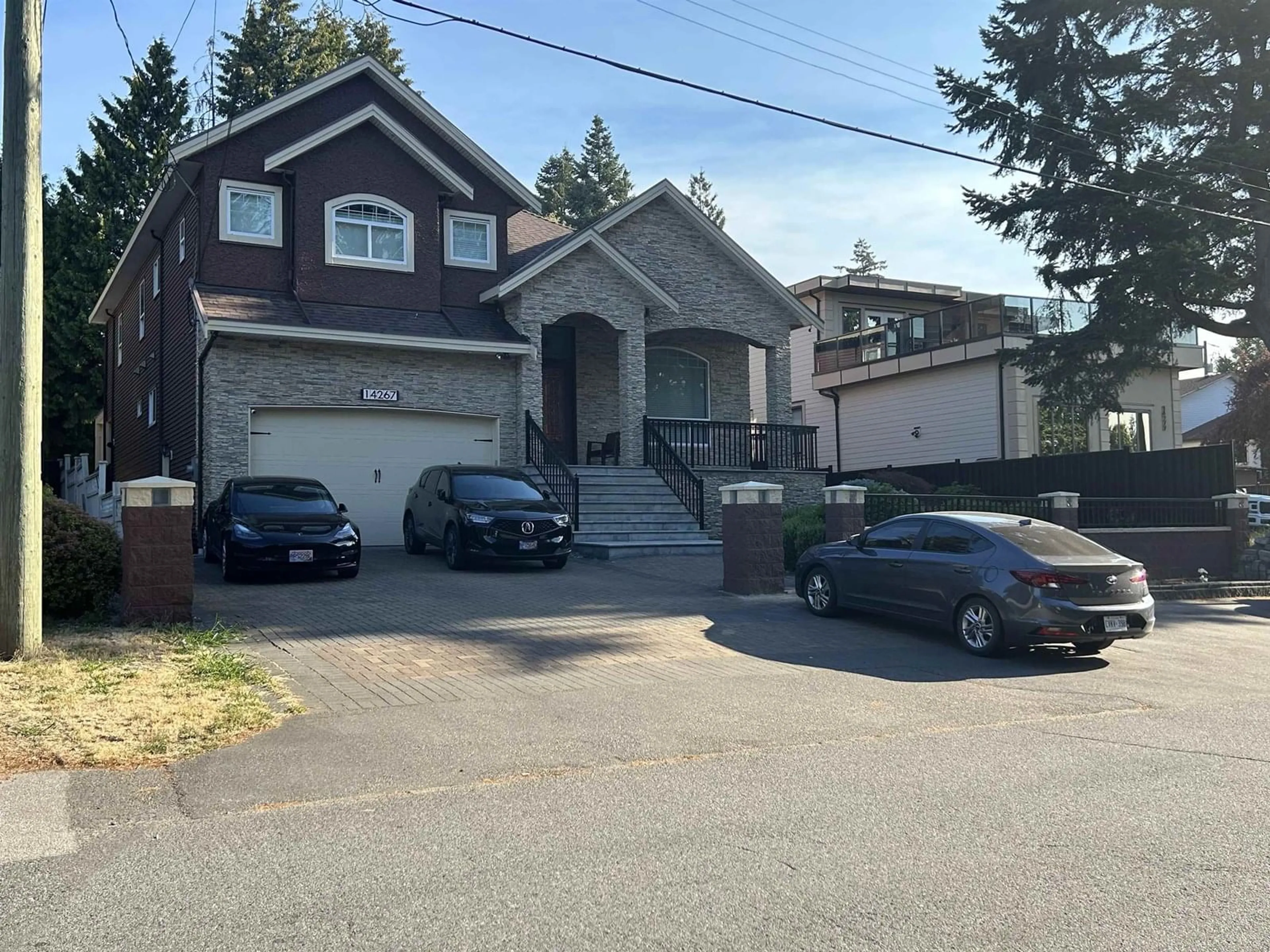 A pic from outside/outdoor area/front of a property/back of a property/a pic from drone, street for 14267 69, Surrey British Columbia V3W2H8
