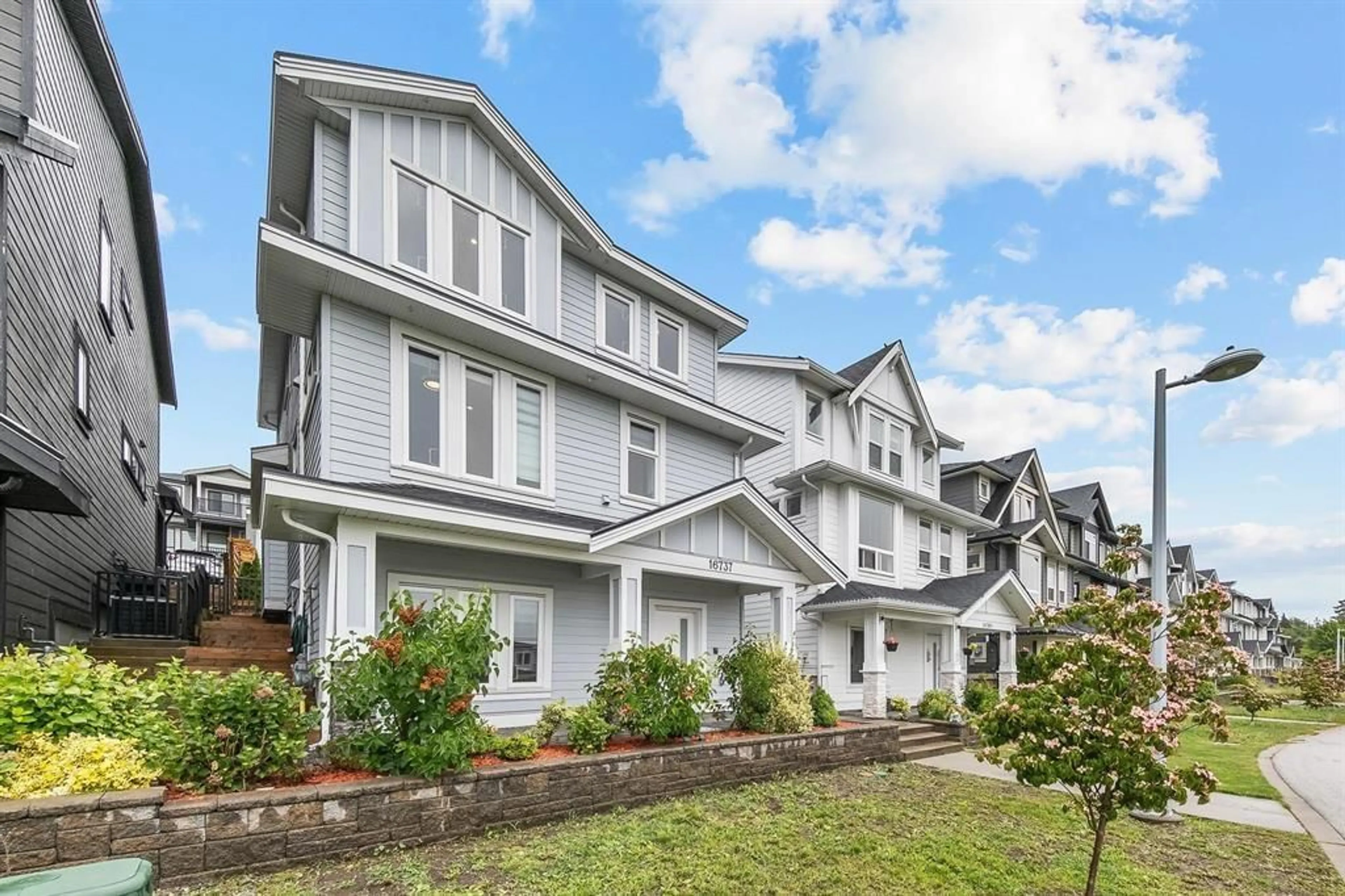 Home with vinyl exterior material, unknown for 16737 16, Surrey British Columbia V3Z0T3