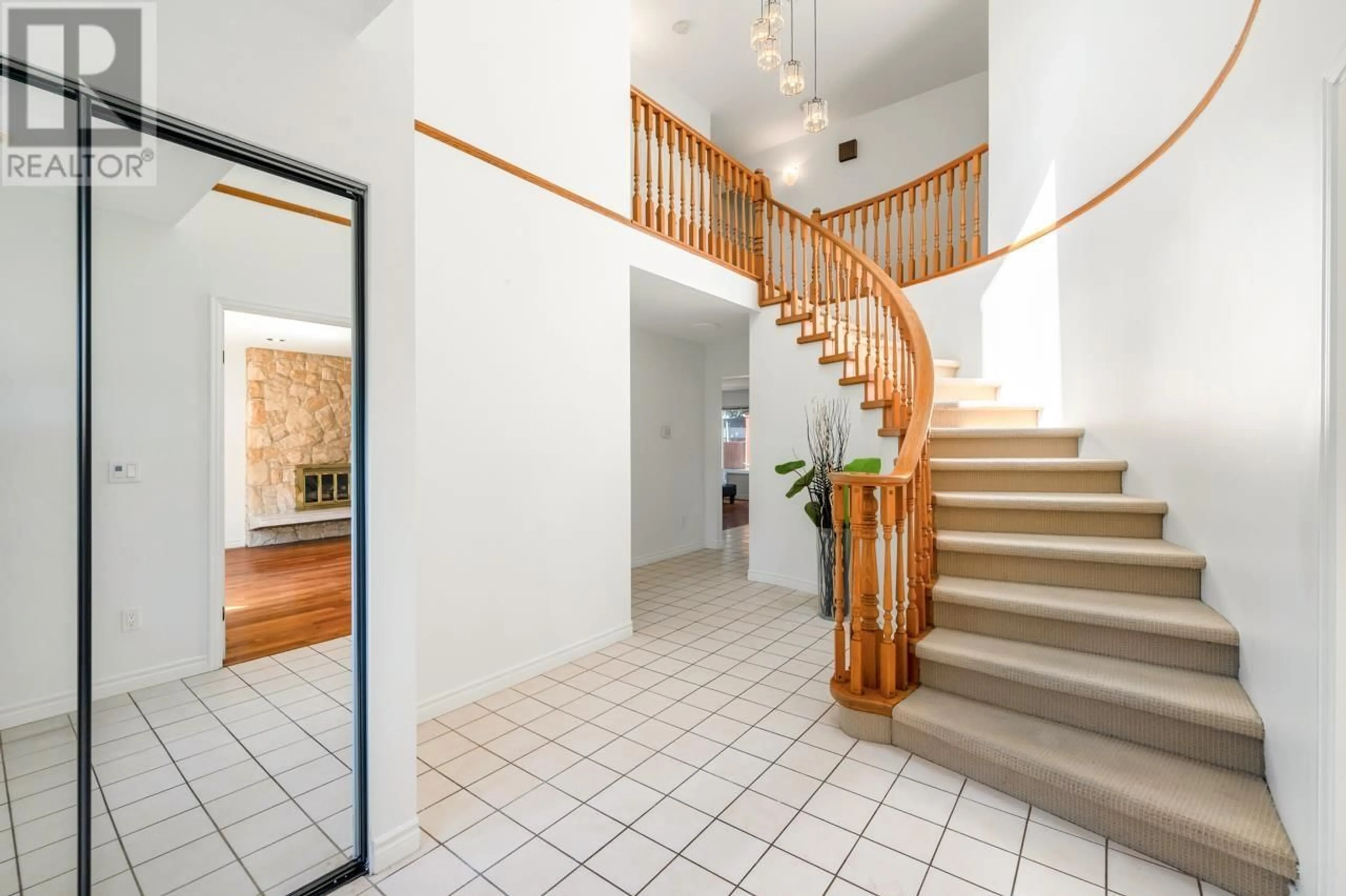 Indoor foyer for 2507 ASHURST AVENUE, Coquitlam British Columbia V3K5T5