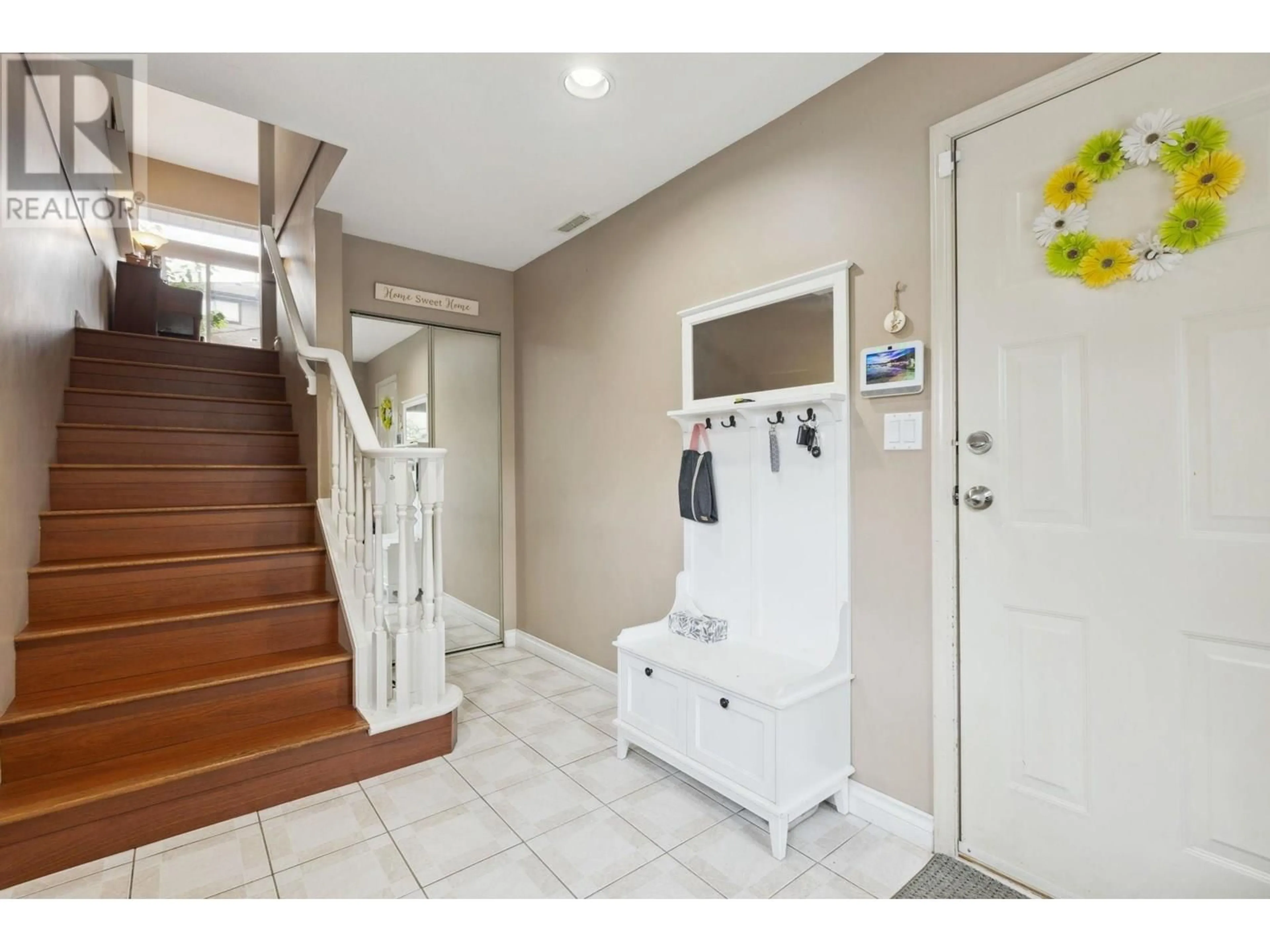 Indoor entryway for 62 - 5380 SMITH DRIVE, Richmond British Columbia V6V2K8