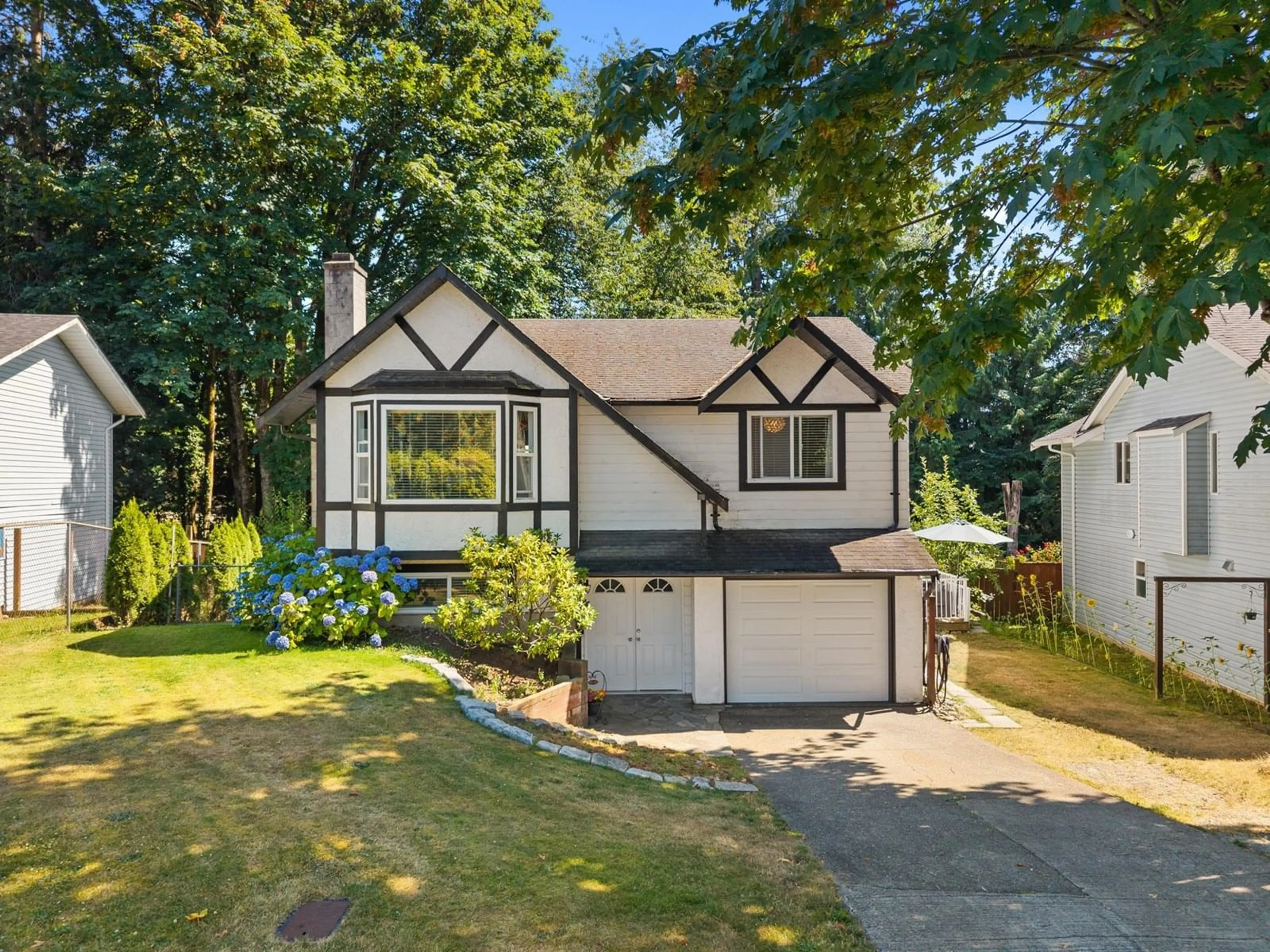Home with vinyl exterior material, street for 32450 GREBE, Mission British Columbia V2V5X6
