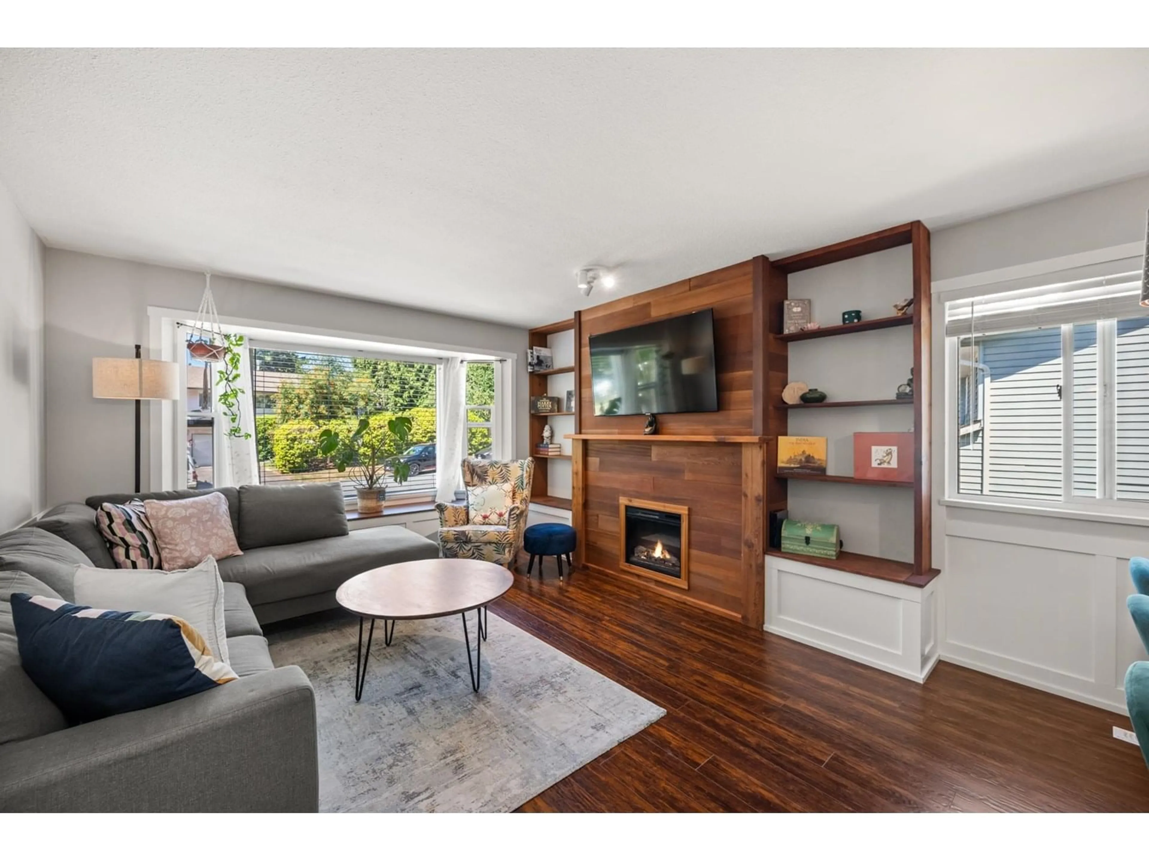 Living room with furniture, wood/laminate floor for 32450 GREBE, Mission British Columbia V2V5X6
