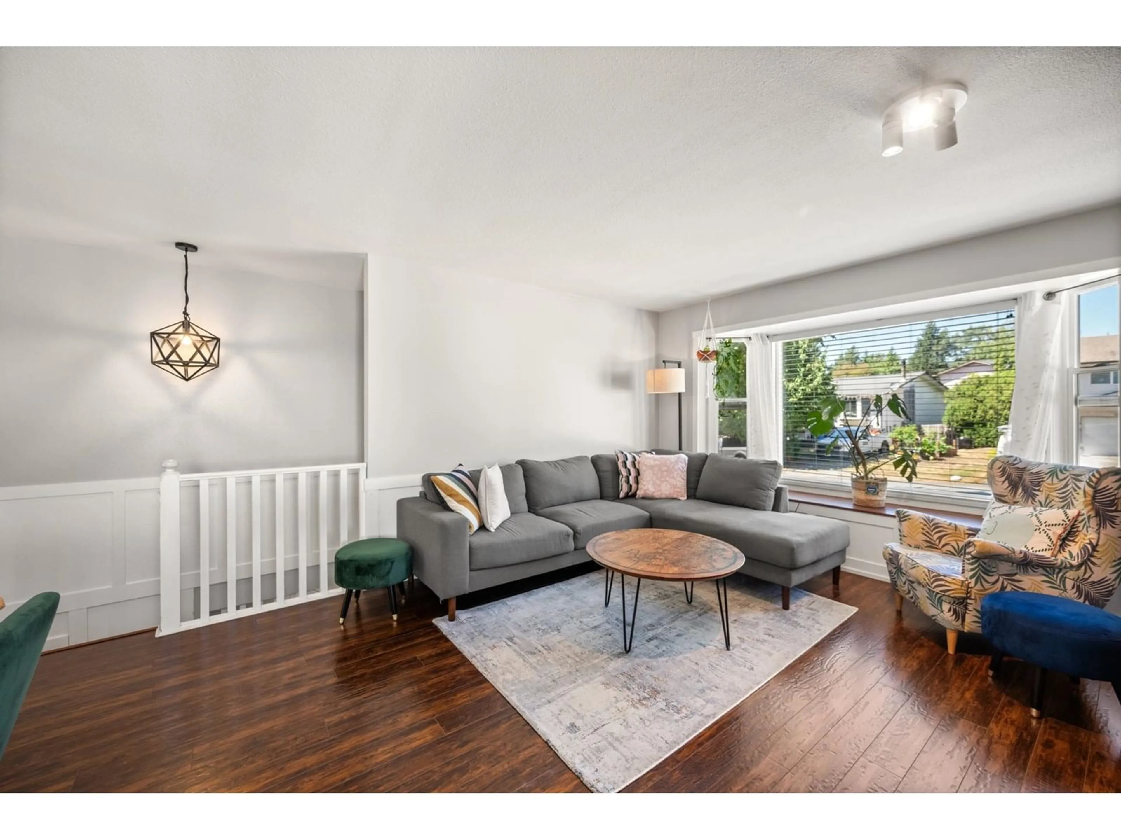 Living room with furniture, wood/laminate floor for 32450 GREBE, Mission British Columbia V2V5X6