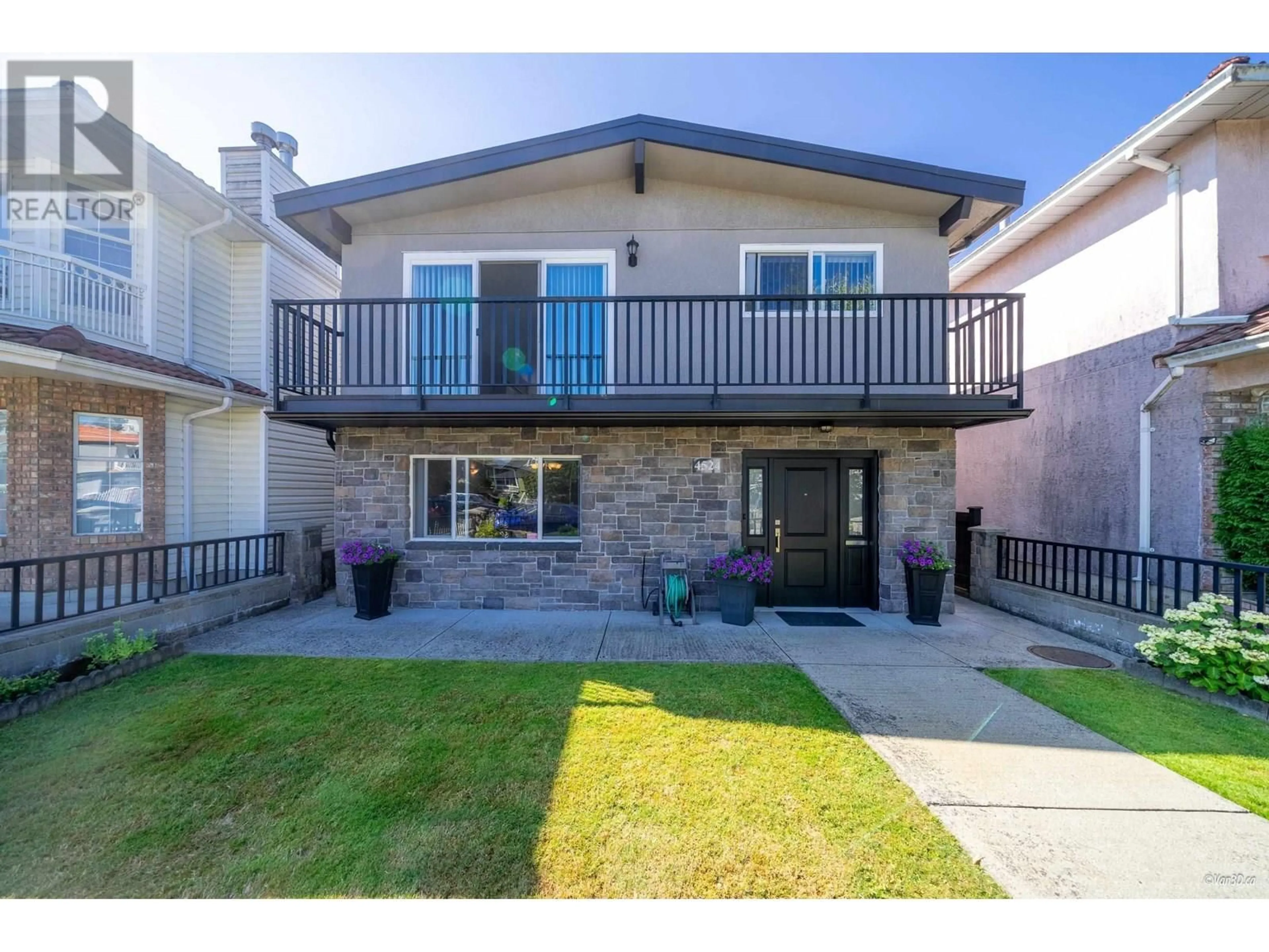 Home with vinyl exterior material, street for 4524 PENDER STREET, Burnaby British Columbia V5C2N1