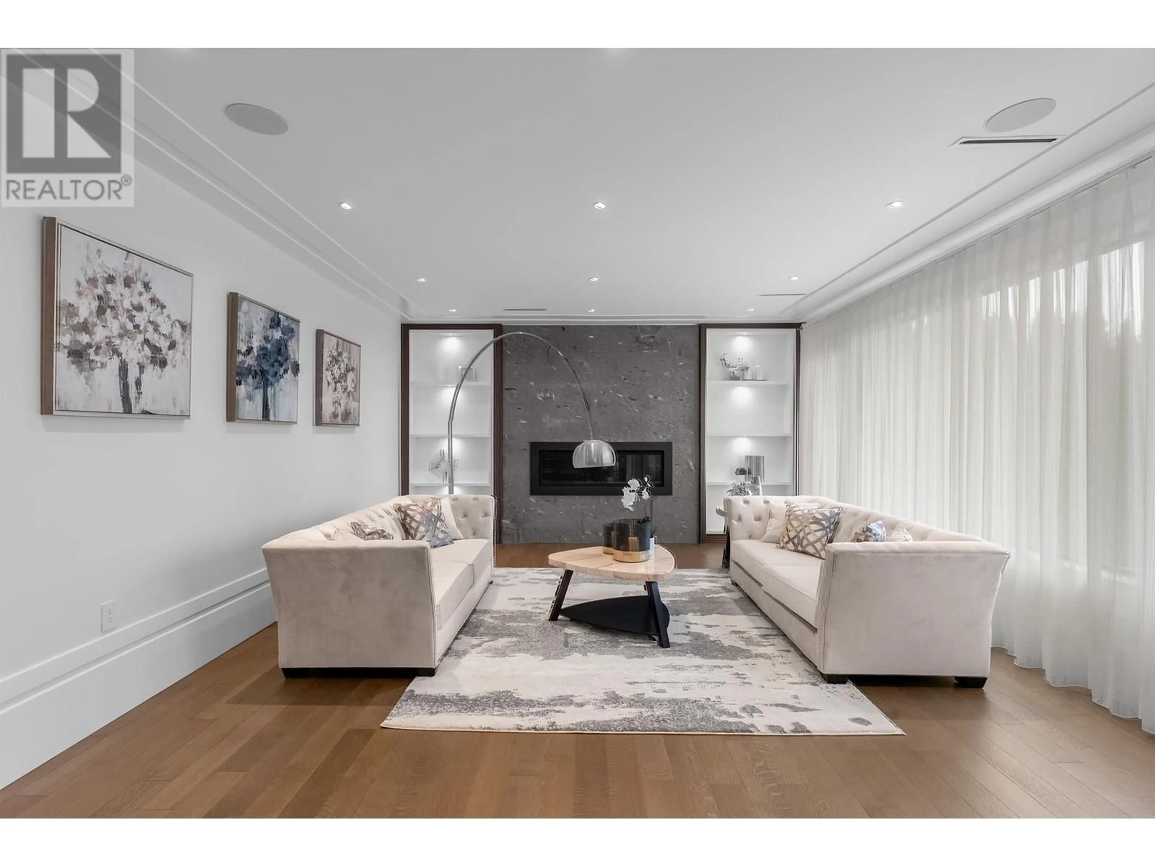Living room with furniture, unknown for 925 BEAUMONT DRIVE, North Vancouver British Columbia V7R1P5