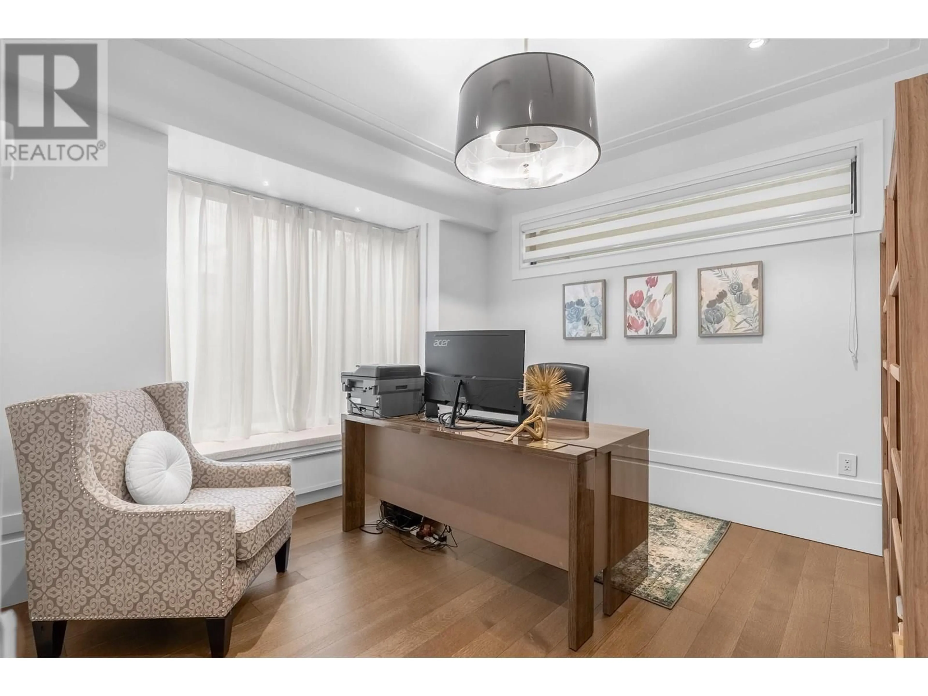 Living room with furniture, wood/laminate floor for 925 BEAUMONT DRIVE, North Vancouver British Columbia V7R1P5
