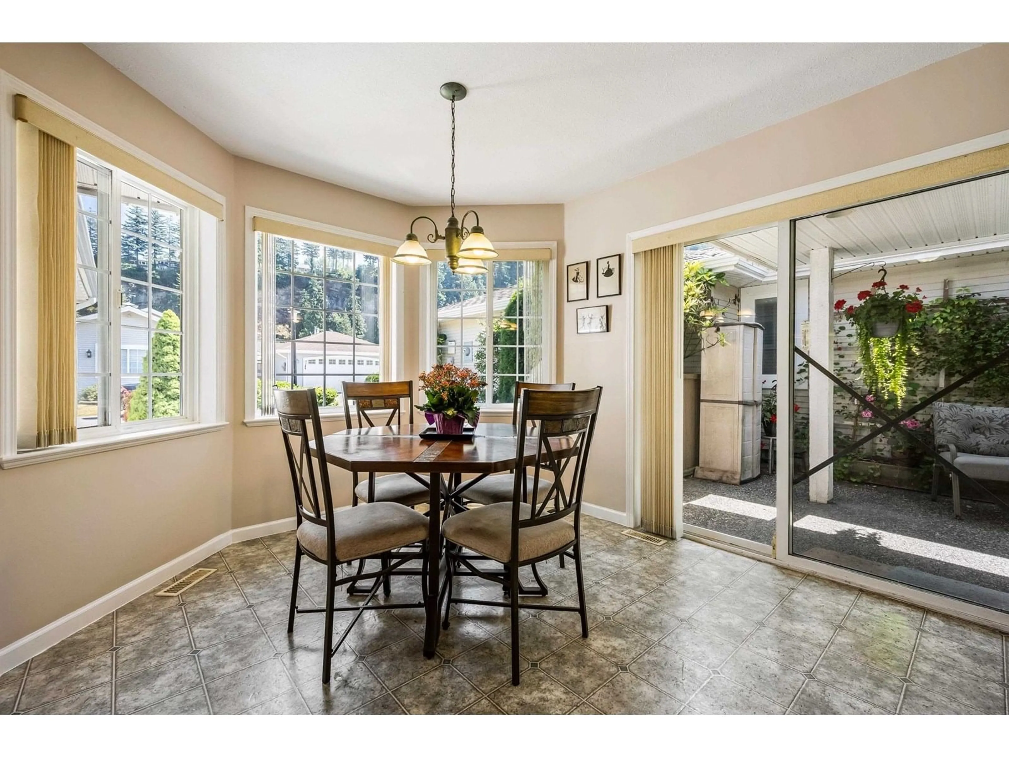 Dining room, ceramic/tile floor for 118 - 6001 PROMONTORY ROAD, Chilliwack British Columbia V2R3E3