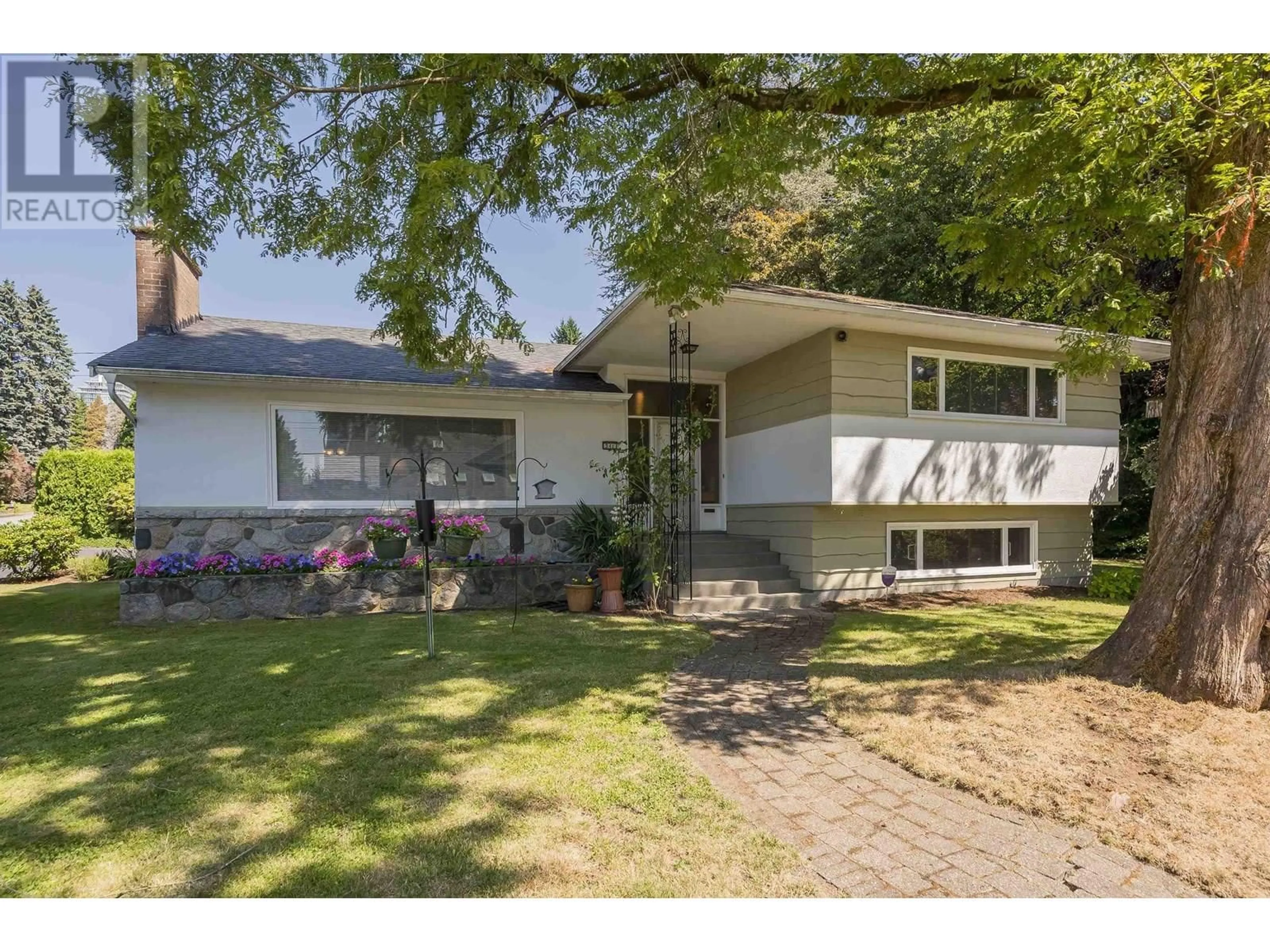 Home with vinyl exterior material, street for 541 COCHRANE AVENUE, Coquitlam British Columbia V3J2A3