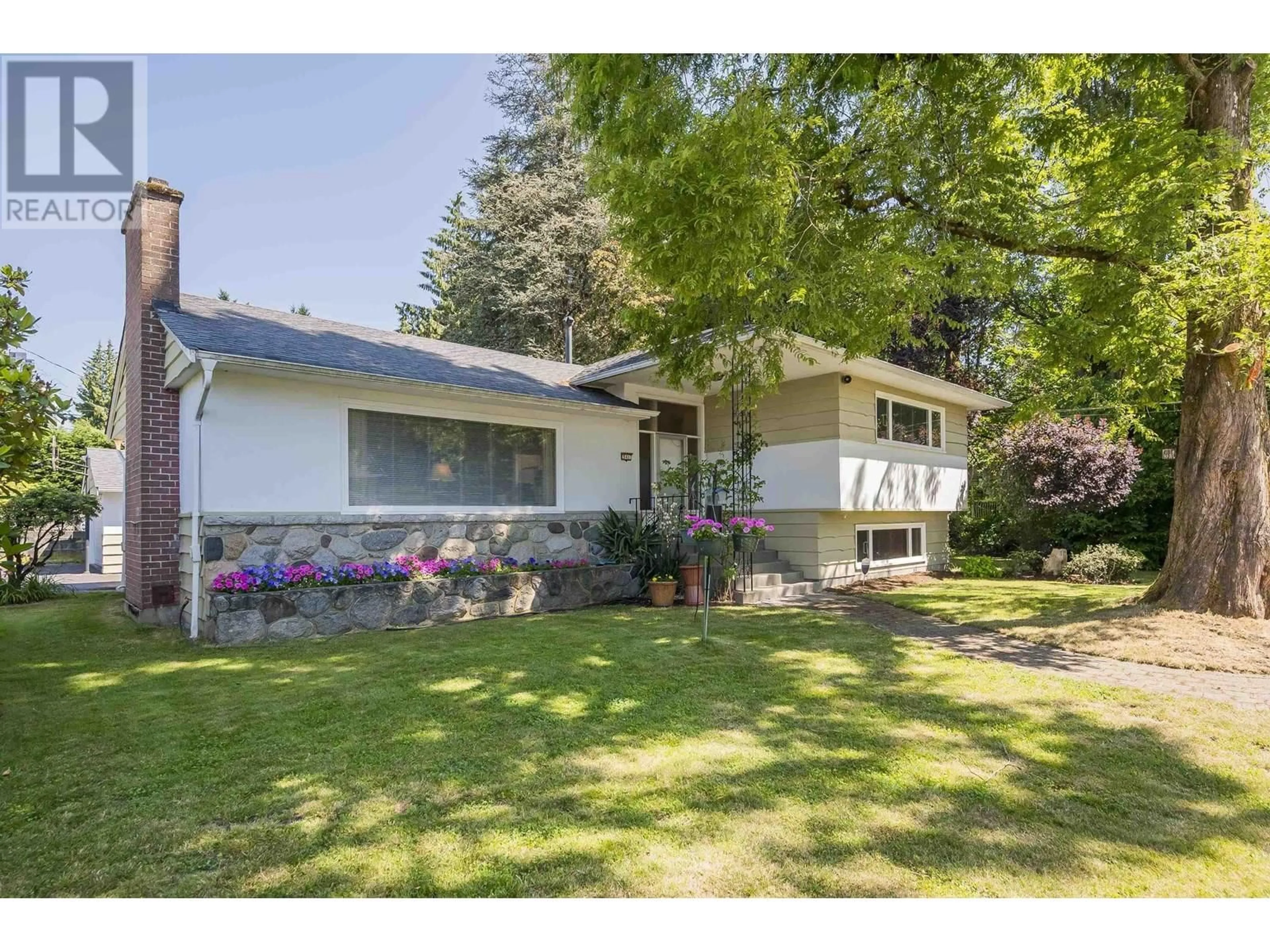Home with vinyl exterior material, street for 541 COCHRANE AVENUE, Coquitlam British Columbia V3J2A3