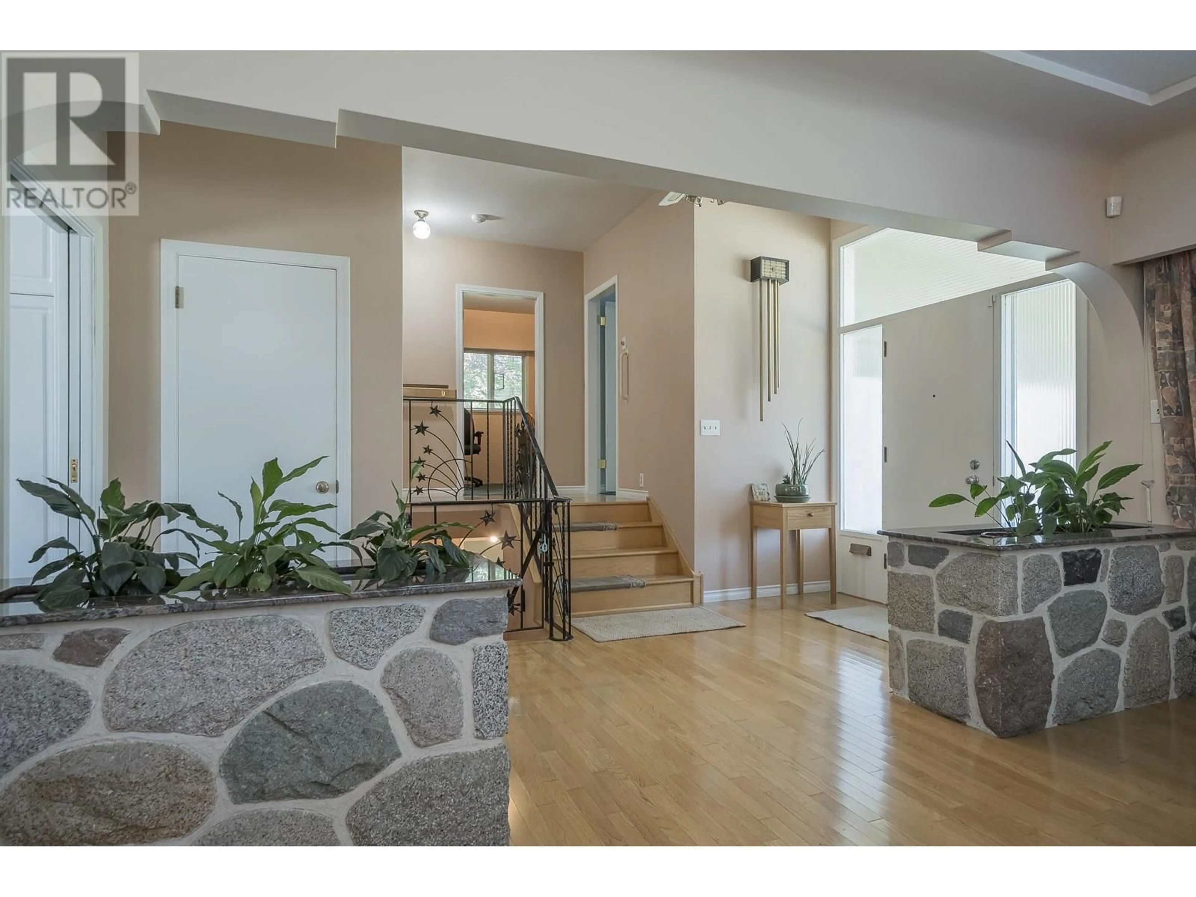 Indoor entryway for 541 COCHRANE AVENUE, Coquitlam British Columbia V3J2A3