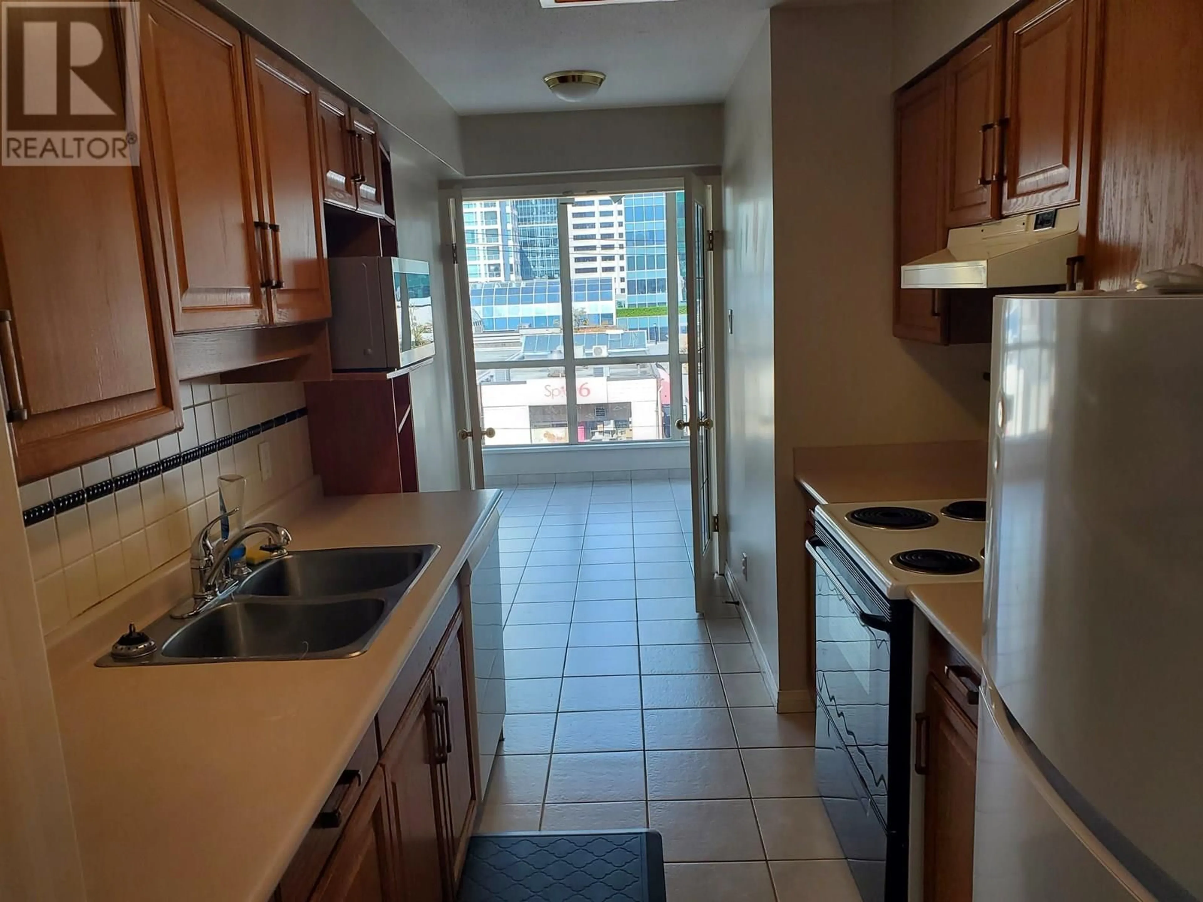 Standard kitchen, ceramic/tile floor for 403 - 1111 HARO STREET, Vancouver British Columbia V6E1E3