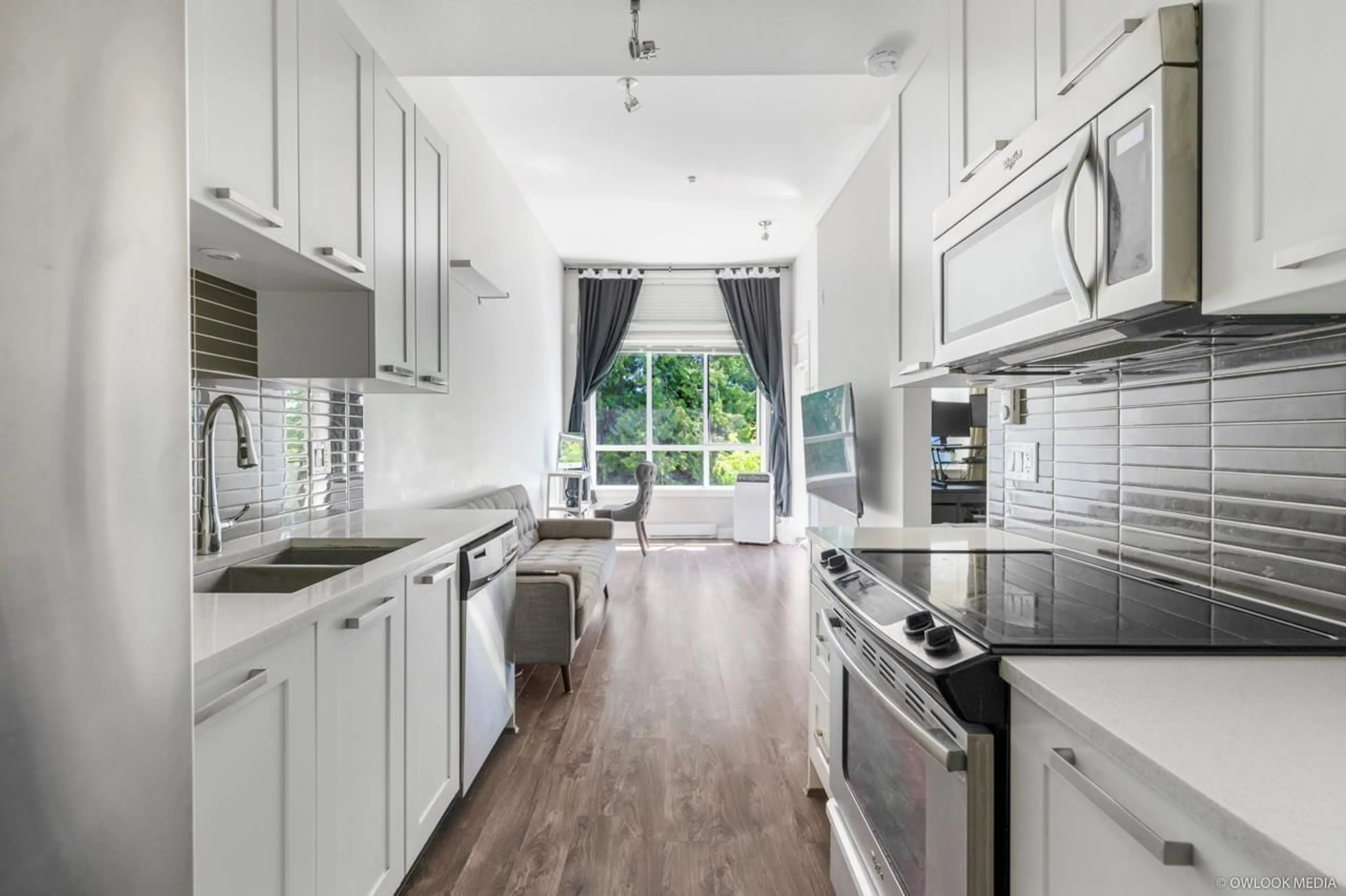 Open concept kitchen, ceramic/tile floor for 404 - 10455 154, Surrey British Columbia V3R0C5