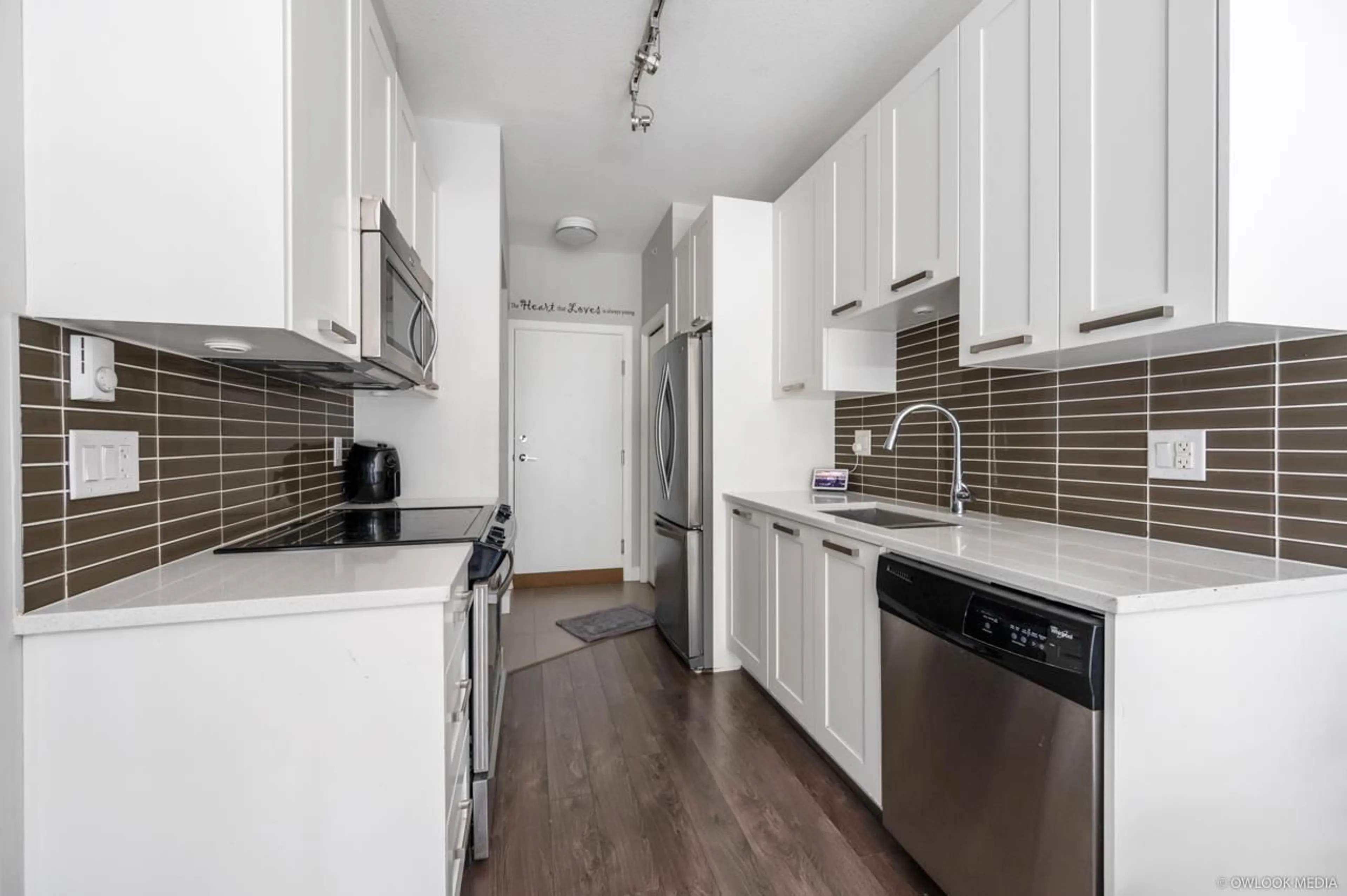 Standard kitchen, unknown for 404 - 10455 154, Surrey British Columbia V3R0C5