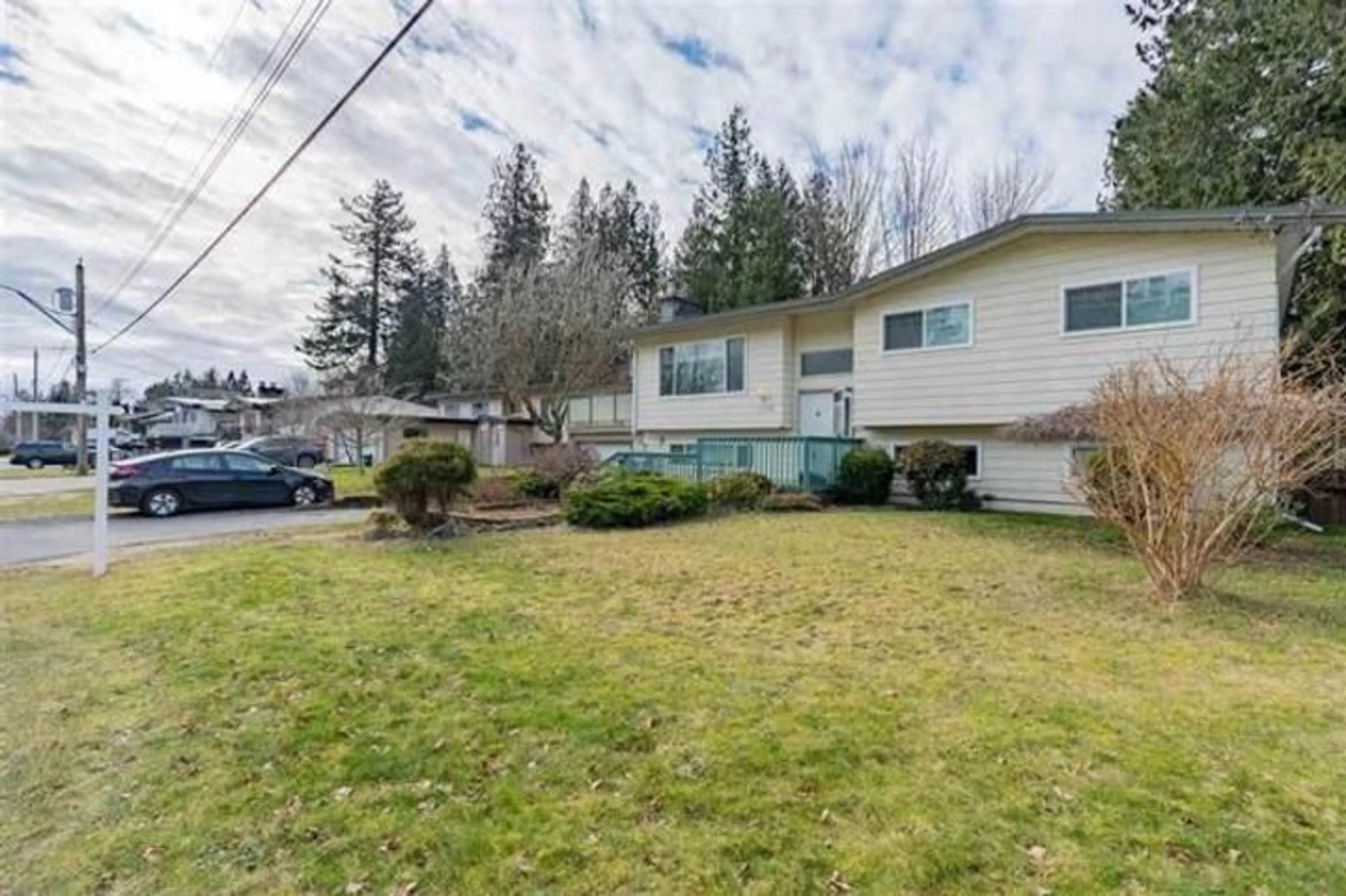A pic from outside/outdoor area/front of a property/back of a property/a pic from drone, street for 2177 GUILFORD, Abbotsford British Columbia V2S4Z3