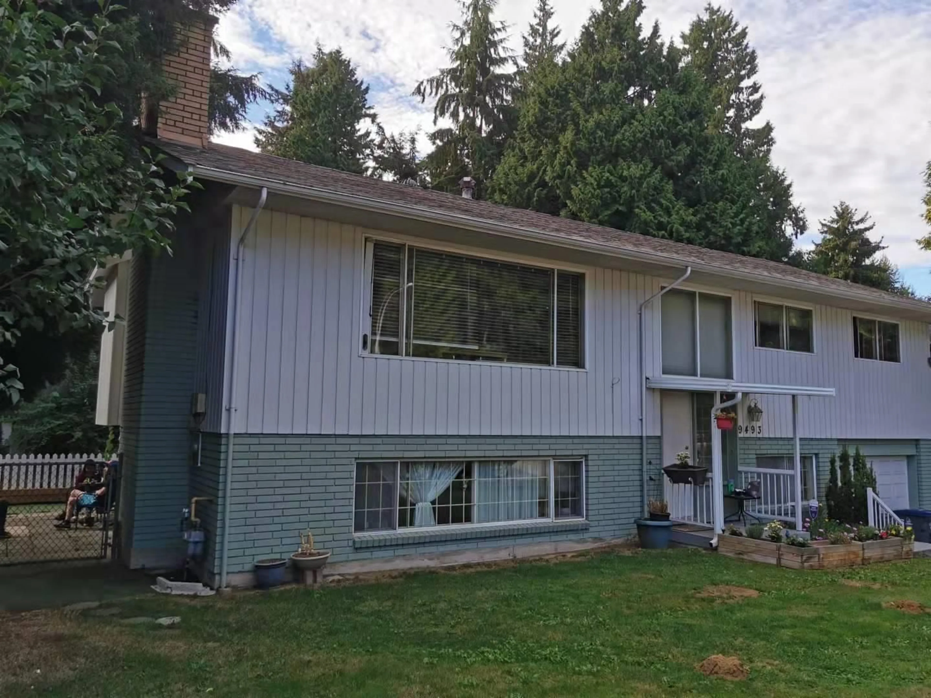 Home with vinyl exterior material, unknown for 9493 140, Surrey British Columbia V3V5Z5