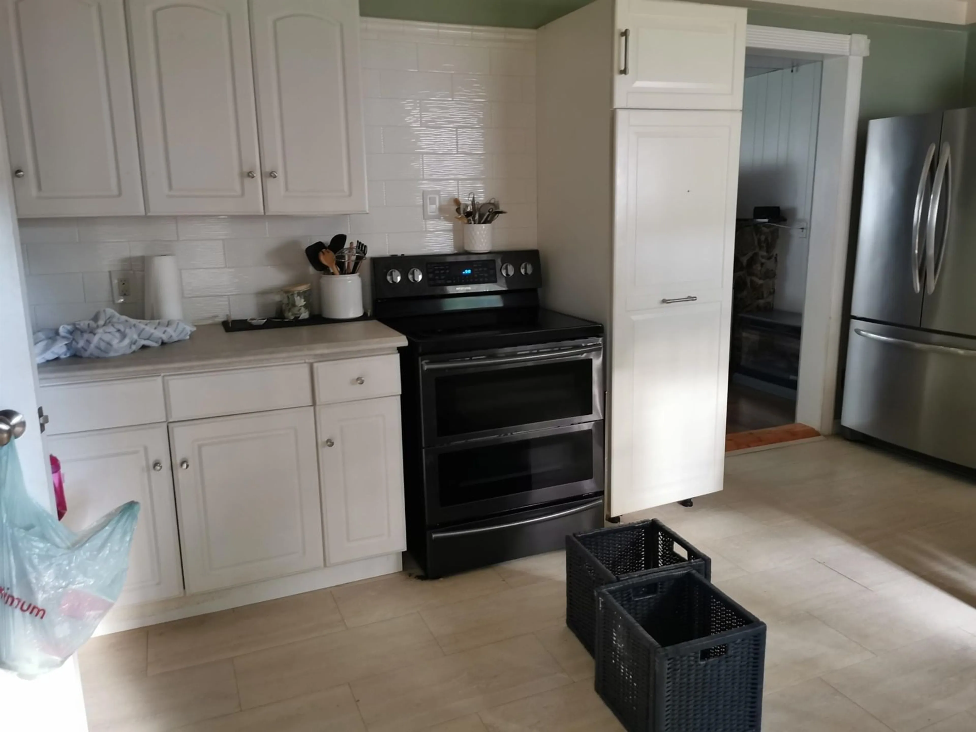 Standard kitchen, ceramic/tile floor for 9493 140, Surrey British Columbia V3V5Z5