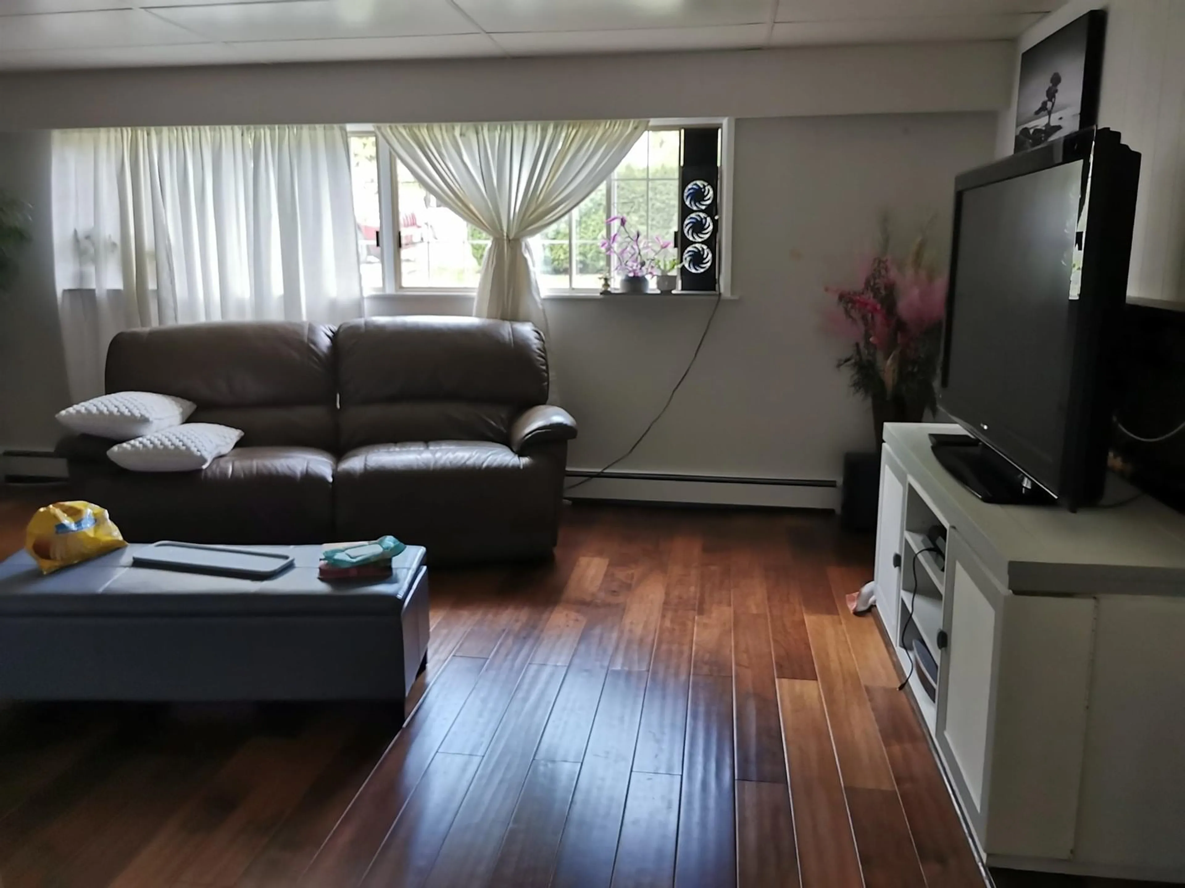 Living room with furniture, wood/laminate floor for 9493 140, Surrey British Columbia V3V5Z5