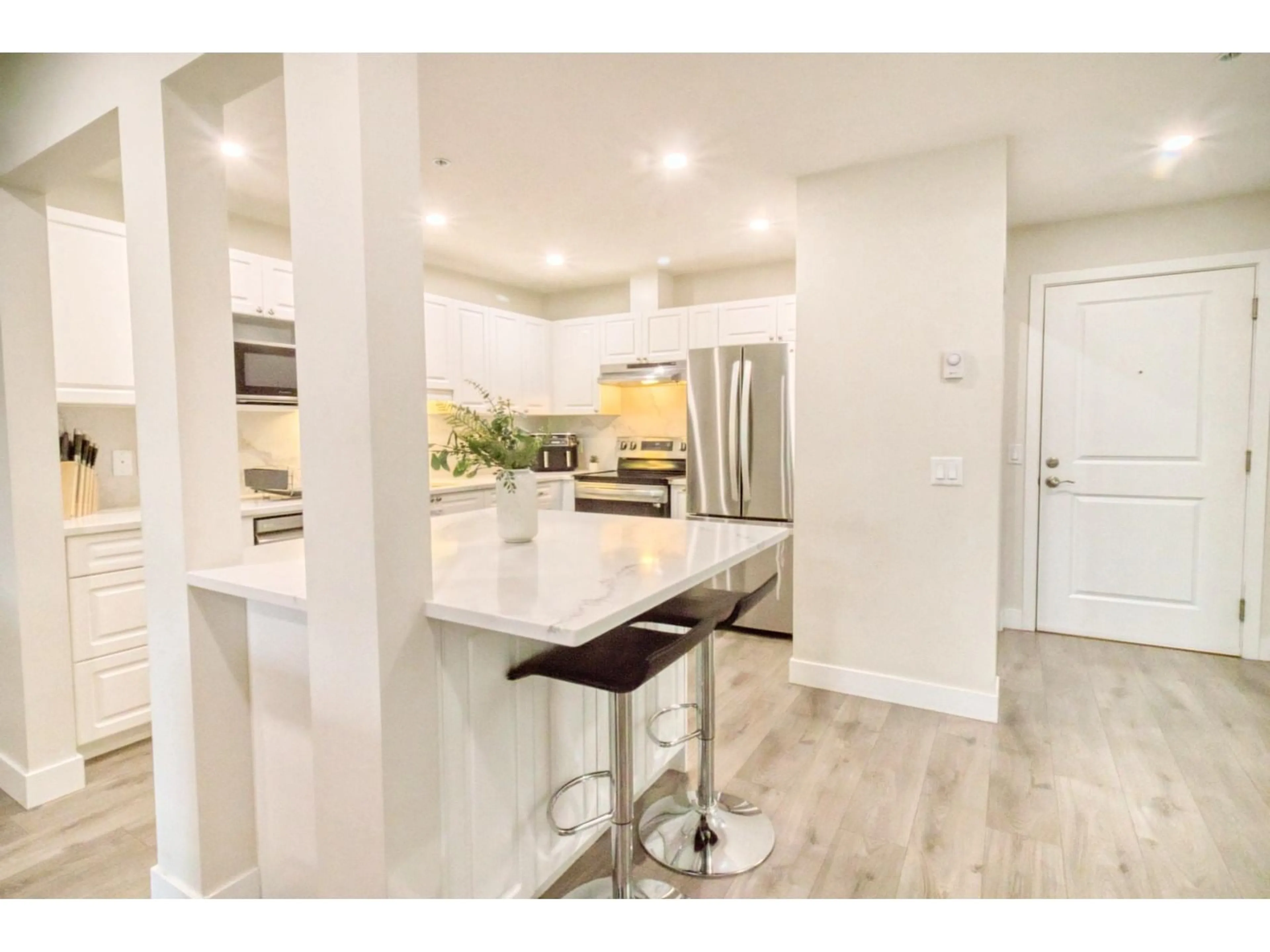 Open concept kitchen, unknown for 410 - 15895 84, Surrey British Columbia V4N0W7